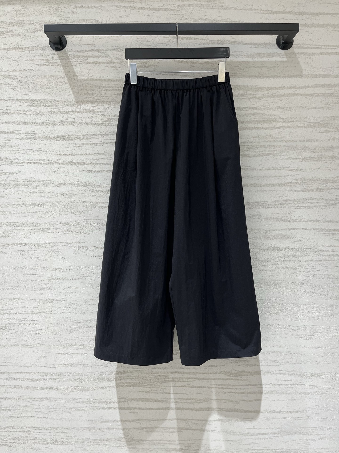 NO:932503,Jilsander 26 new summer style minimalist wide-leg pants, high-count cotton blend, strong drape, anti-wrinkle and easy to care for, not suffocating in summer, high waist + wide waist elastic design, not tight on the belly, wide-leg tailoring, covering the flesh and making you slim, friendly to thick legs/pear-shaped body, with logo woven label on the back pocket, slightly cinched design of the trousers, relaxed wear, creating a 'walking high-end sense' Code number SML,,jil sander,19860909Jilsander 26夏季新款 极简阔腿裤,高支棉混纺,垂坠感强,抗皱易打理,夏天穿不闷热,高腰+宽腰头松紧设计,不勒肚子,阔腿剪裁,遮肉显瘦,腿粗/梨形身材友好,后袋带Logo织唛,裤脚微收设计,松弛感穿搭,打造“行走的高级感 码数SML,,jil sander,,Women's clothing