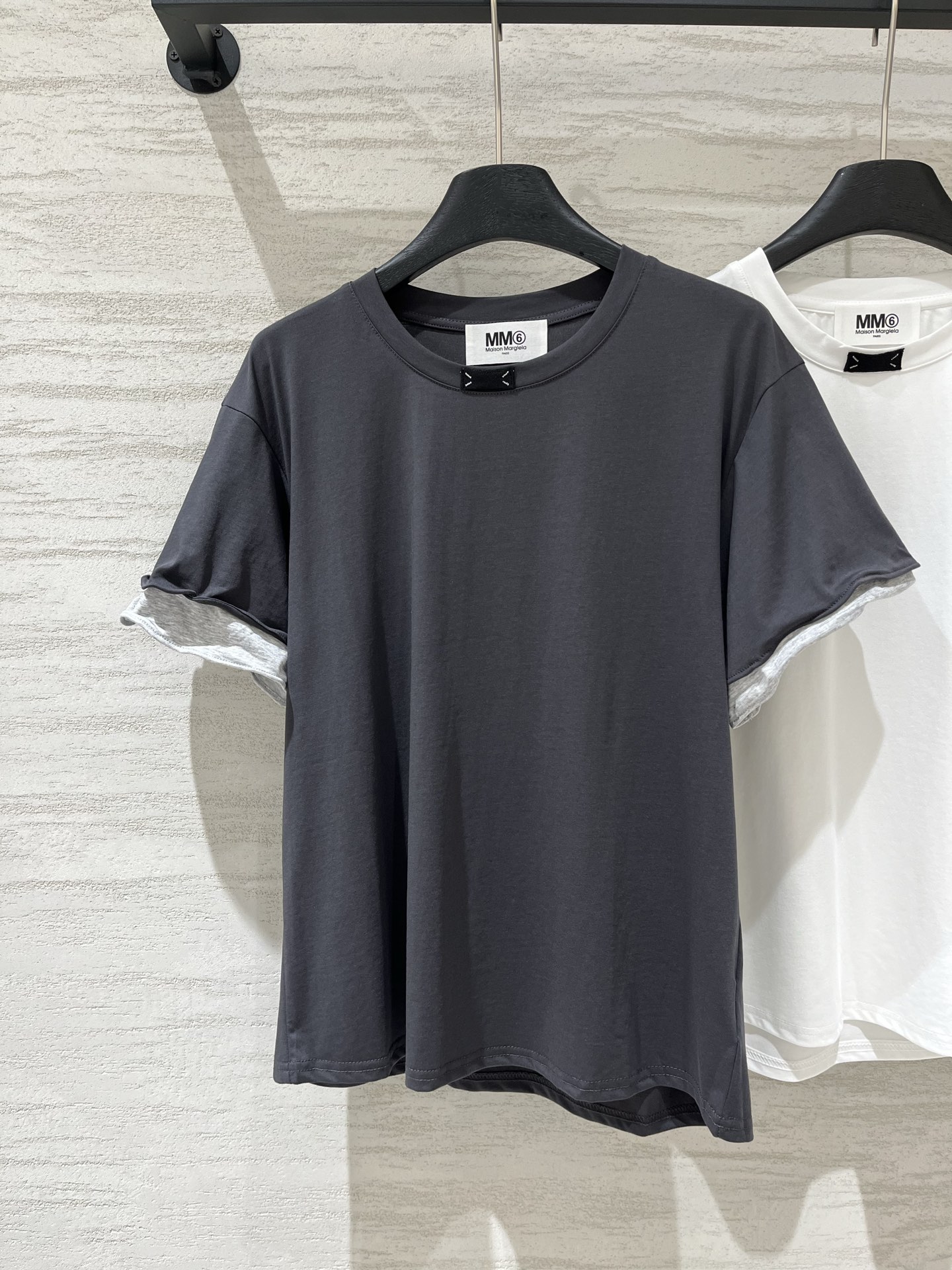 NO:932499,MM6 26 spring and summer new style, short-sleeved T-shirt with contrasting iron ring curling, minimalist basic white T-shirt, good drape and not easy to wrinkle, cuffs with iron ring curling contrast design, adjust the shape at will, create a fake two-piece effect, break the monotony of the basic style, versatile for daily use, suitable for casual pants, jeans and other bottoms, size SML, masion margiela, jeans, T-shirt, tees, t-shirt,19860909MM6 26春夏新款 拼接撞色铁圈卷边短袖T恤,极简基础款白色T恤,垂坠感佳不易皱,袖口做了铁圈卷边撞色设计,随意调节形状,打造假两件效果,打破基础款的单调感,日常百搭款,适配休闲裤、牛仔裤等多种下装 码数SML,,masion margiela,jeans,T-shirt,tees，t-shirt,,Women's clothing