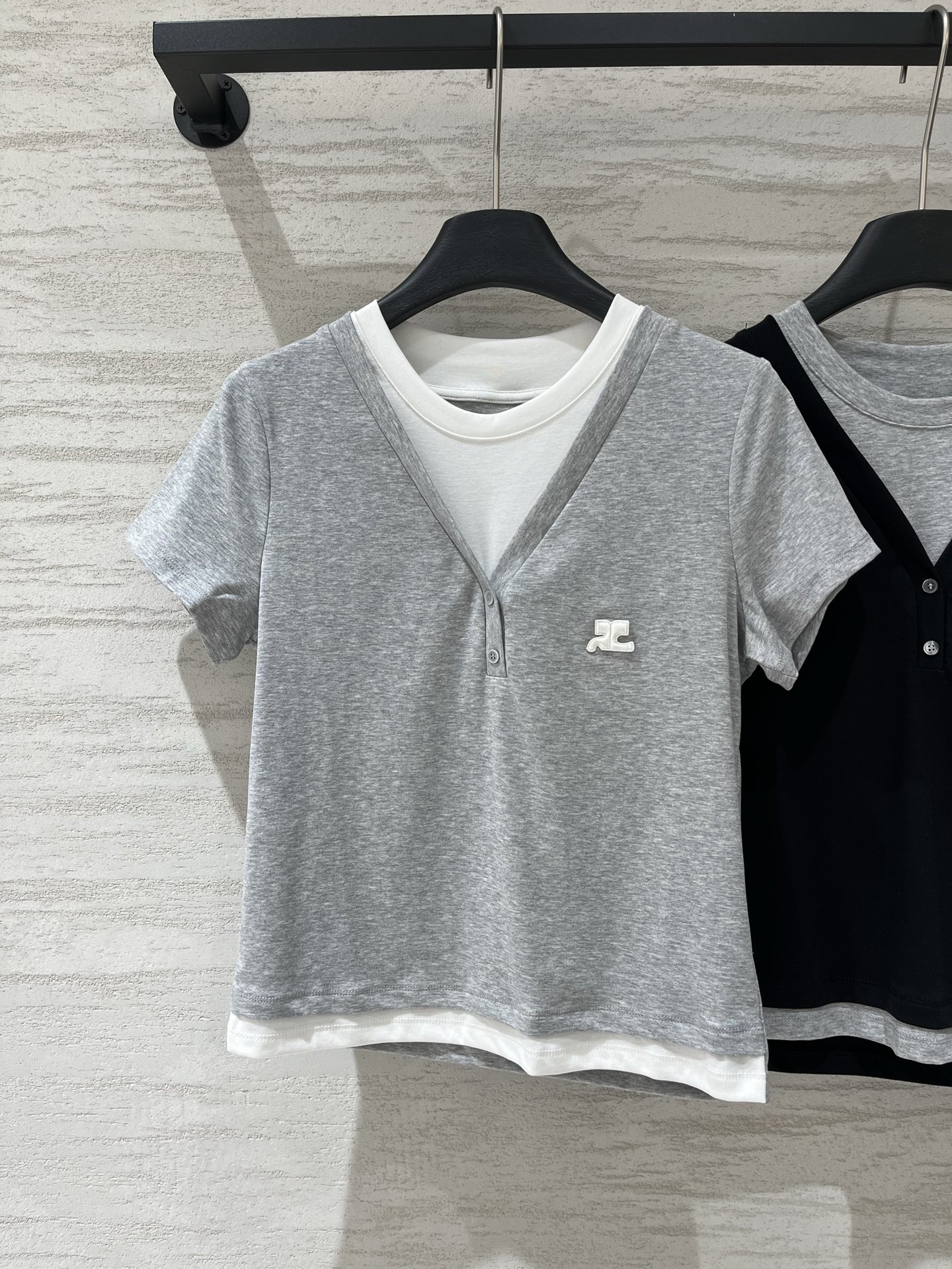 NO:932488,Courreges 26 new spring and summer style, fake two-piece V-neck short-sleeved T-shirt, fake two-piece stacking design, loose fit, white round neck base inside, full layering, you can create a rich look without matching, delicate cotton blended fabric, light and soft texture, with a sense of drape, comfortable and unrestricted to wear, it is an ideal item to create a relaxed look. Two-color SM, T-shirt, tees, t-shirt,19860909Courreges 26春夏新款 假两件V领短袖T恤,假两件叠穿设计,宽松版型,内搭拼接白色圆领打底,叠穿层次感十足,无需搭配即可打造丰富造型,细腻的棉质混纺面料,质地轻薄软糯,自带垂坠感,穿着舒适无束缚,是打造松弛感穿搭的理想单品 两色SM,,T-shirt,tees，t-shirt,,Women's clothing