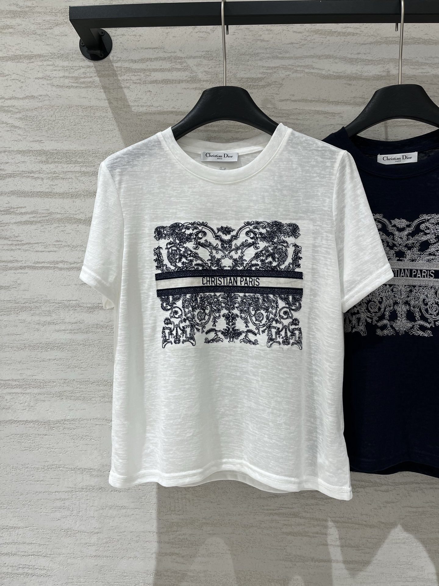 NO:932483,'Dior 26 new summer style embroidered jungle logo short-sleeved T-shirt' knitted cotton fabric, classic round neck regular version, embroidered bee design on the back, versatile for commuting, two-color SML, dior, T-shirt, tees, t-shirt,19860909「Dior 26夏季新款 绣花丛林Logo短袖T恤」 针织棉面料,经典圆领常规版,背后刺绣小蜜蜂设计,通勤百搭 两色SML,,dior,T-shirt,tees，t-shirt,,Women's clothing