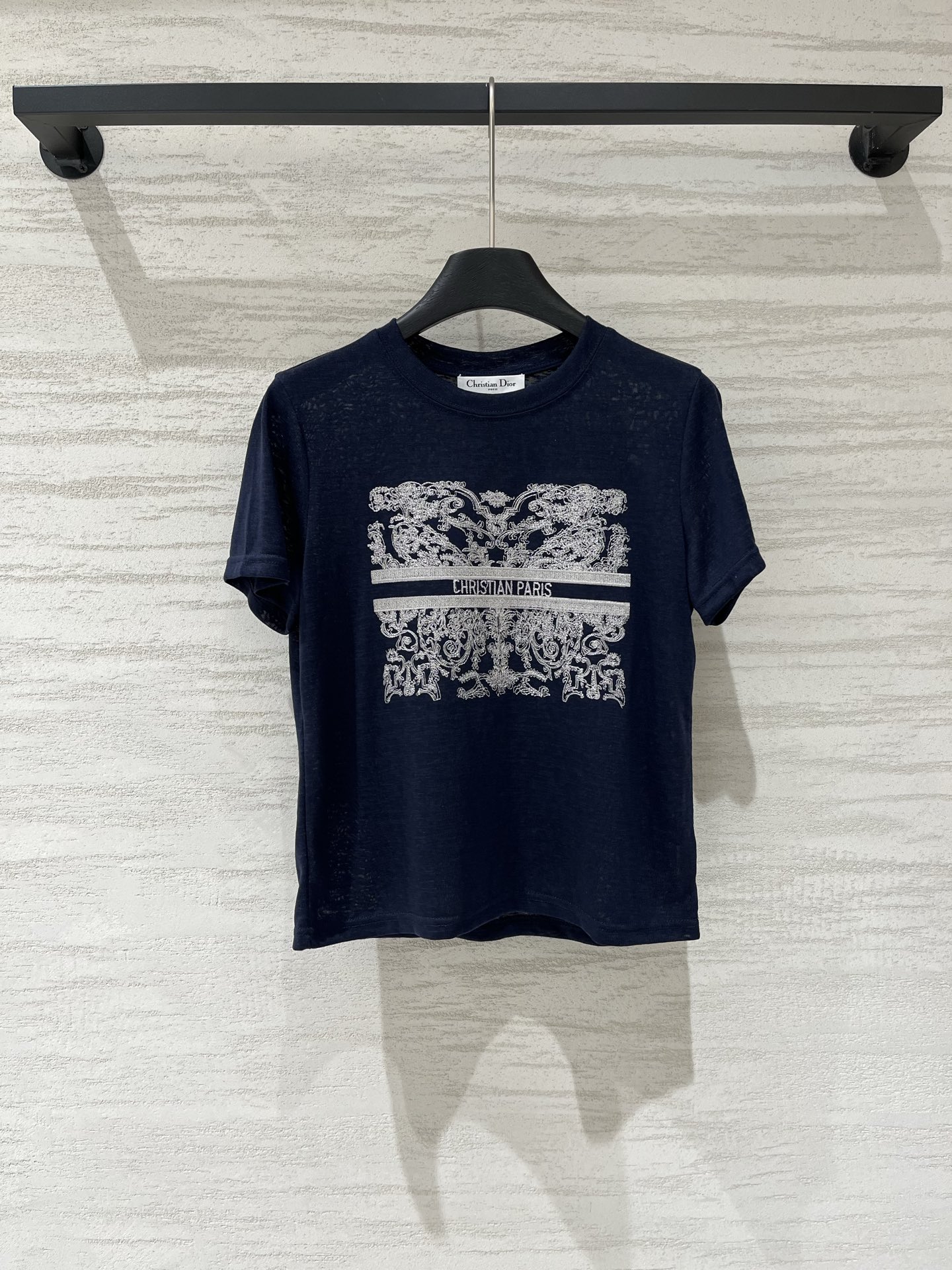 NO:932476,'Dior 26 new summer style embroidered jungle logo short-sleeved T-shirt' knitted cotton fabric, classic round neck regular version, embroidered bee design on the back, versatile for commuting, two-color SML, dior, T-shirt, tees, t-shirt,19860909「Dior 26夏季新款 绣花丛林Logo短袖T恤」 针织棉面料,经典圆领常规版,背后刺绣小蜜蜂设计,通勤百搭 两色SML,,dior,T-shirt,tees，t-shirt,,Women's clothing