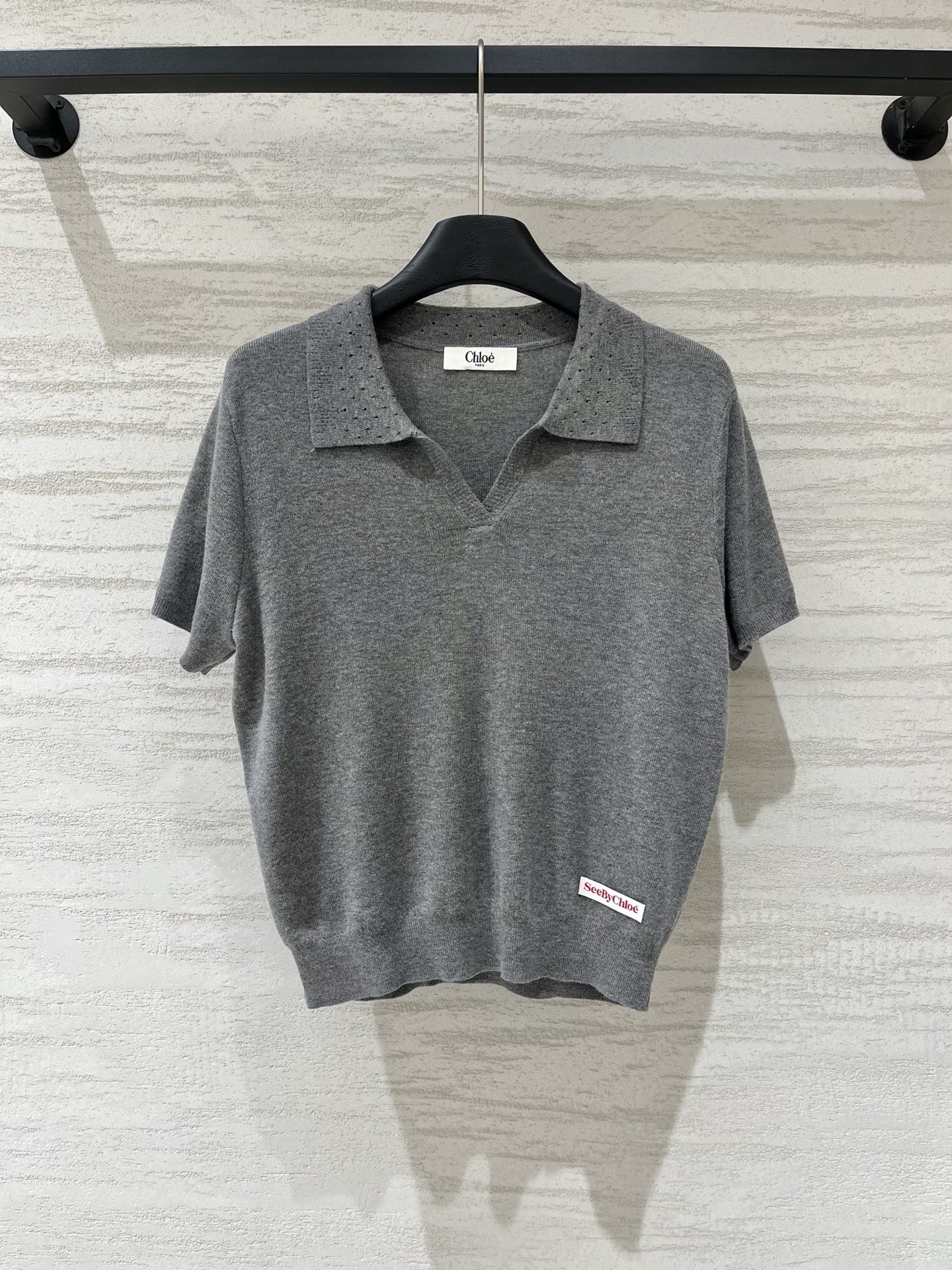 NO:933811,Chloe's new simple knitted Polo short sleeves, the upper body is very white, Polo small V-neck, showing the collarbone and super slimming, hollow hole design on the collar, ribbed waist at the hem, neither collapse nor collapse, SeeByChloe logo, paired with a skirt, she is a gentle school girl, paired with jeans, she is a energetic girl, whoever wears it will look better series, three-color SM,,chloe,loewe,skirts,jeans,T-shirt,19860909Chloe 新款 简约针织Polo短袖,上身巨显白,Polo小V领,露出锁骨超显瘦,领子镂空小孔设计,下摆罗纹收腰 不垮不塌,SeeByChloe标志,配半裙是温柔学姐 配牛仔裤是元气少女,谁穿谁好看系列 三色SM,,chloe,loewe,skirts,jeans,T-shirt,,Women's clothing