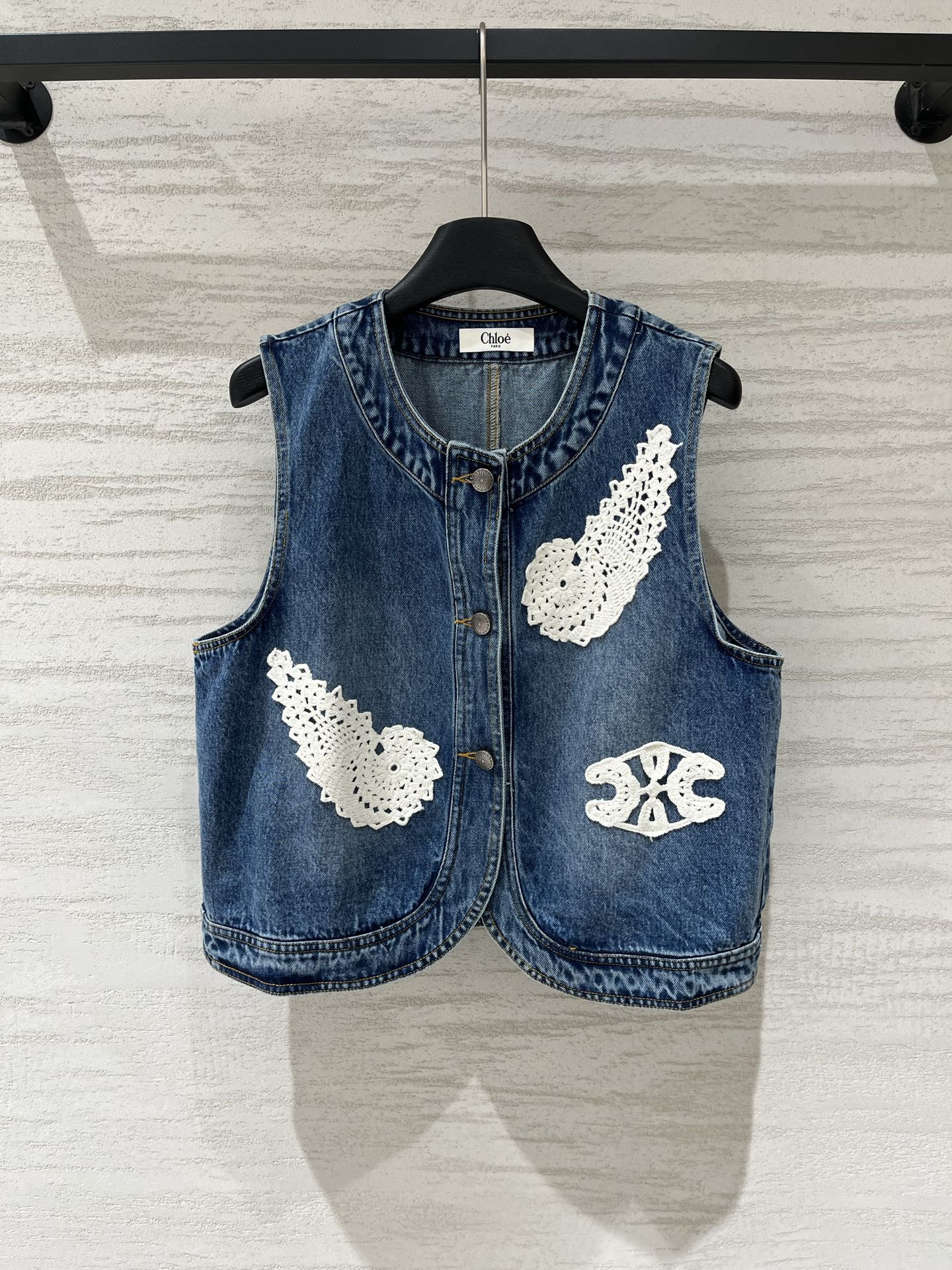 NO:933797,Chloe's new crochet contrasting denim vest, washed denim blue, full retro tone, white handmade crochet embroidery, asymmetrical design, round neck + front button buttons, classic and eye-catching, short version, high waistline to show longer legs, perfect with white T/shirt inside, can be worn in spring, summer and autumn, size SML, chloe, loewe, shirts,19860909Chloe 新款 勾花撞色牛仔马甲,水洗牛仔蓝 复古调调拉满 白色手工钩花刺绣 不对称设计 圆领+前排扣 经典又耐看 短款版型 拉高腰线显腿长 内搭白T/衬衫都绝了 春夏秋三季能穿 码数SML,,chloe,loewe,shirts,,Women's clothing