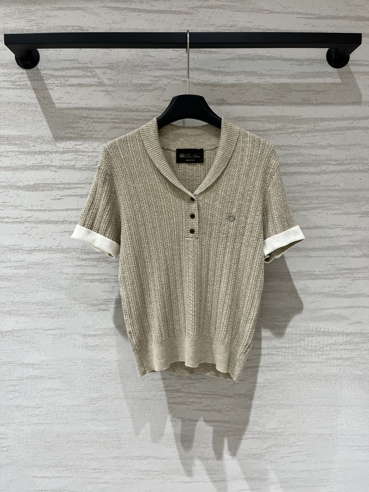 NO:933787,LP early autumn new style, old money style knitted Polo short sleeves, high-end at first glance, vertical pattern hollow weaving, small green fruit V-neck with three amber buttons, white edges on the cuffs with contrasting cuffs, full details, soft fufu next to the body, breathable and not stuffy, suitable for commuting with trousers, casual with jeans, two-color SM, loro piana, jeans, T-shirt,19860909LP 早秋新款 老钱风针织Polo短袖,一眼高级,竖纹镂空织法,青果小V领配三颗琥珀扣 袖口白边撞色翻边 细节拉满 贴身穿软fufu的 透气不闷 配西裤通勤 配牛仔裤休闲 两色SM,,loro piana,jeans,T-shirt,,Women's clothing