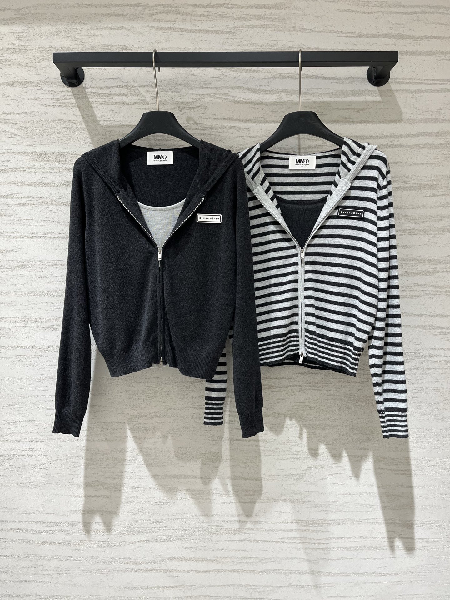NO:933774,MM6 Early Autumn New Style, fake two-piece hooded knitted cardigan, dark floral gray with a high-end feel, hooded + double-ended zipper, casual and casual, fake two-piece design with inner suspenders, eliminating the worry of matching, short version, perfect for making you look taller and slimmer, looks great when worn alone or layered, a must-have for spring and autumn, two-color SM, masion margiela, hats,19860909MM6 早秋新款 假两件连帽针织开衫,深花灰高级感拉满,连帽+双头拉链 休闲又随性,内搭吊带假两件设计 省去搭配烦恼,短款版型 显高显瘦一绝,单穿叠穿都好看 春秋必备 两色SM,,masion margiela,hats,,Women's clothing