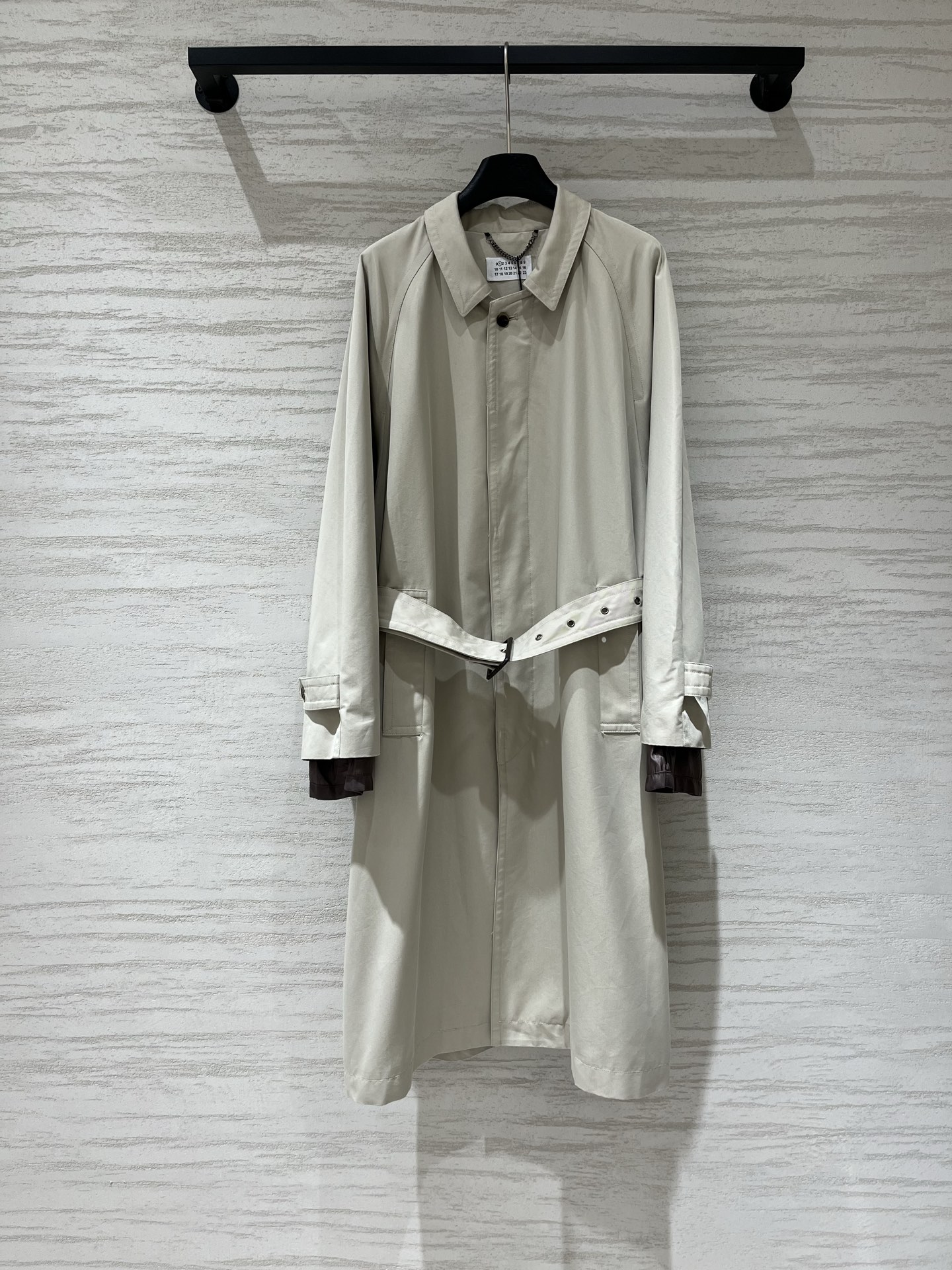 NO:933766,MM6 new autumn style thin cotton long windbreaker jacket, custom-supplied cotton fabric, classic single-row hidden button design, lined upper body, silky and comfortable, you will never tire of it!  What a handsome figure behind the upper body, elegant and capable, full of aura and full of temperament!  Pair with a shirt or sweatshirt and casual pants underneath. Size SML, masion margiela, hoodie, sweatshirts, jackets & coats,19860909MM6 秋季新款 夹薄棉长款风衣外套,客供棉质面料,经典单排暗扣扣设计,带里衬上身丝滑舒适,百看不厌！上身后好一个英姿飒爽,优雅又干练 气场全开 气质满满！搭配恤或卫衣 下装配休闲裤 码数SML,,masion margiela,hoodie,sweatshirts,jackets & coats,,Women's clothing