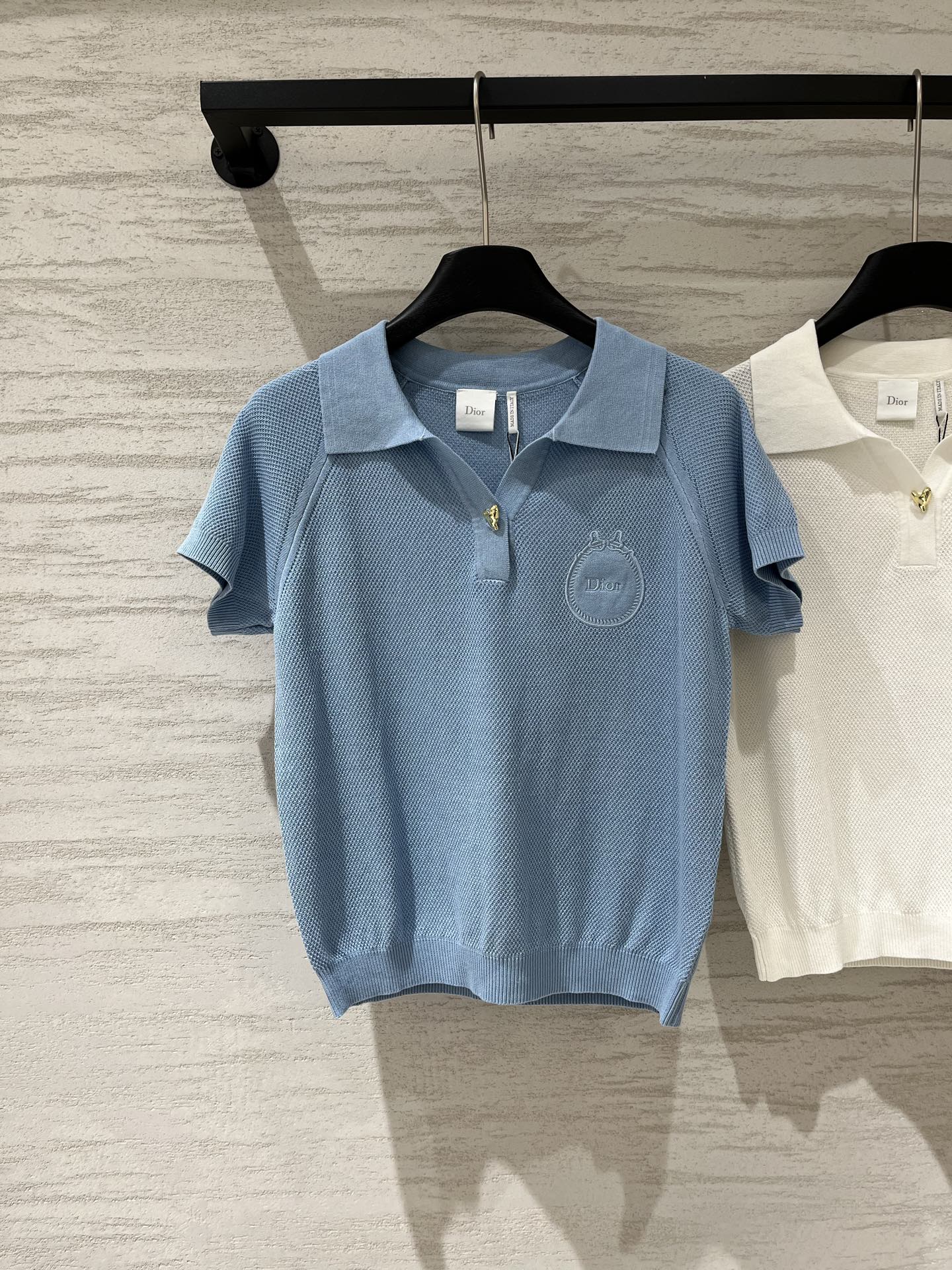 NO:933758,Dior's new simple style Polo collar short-sleeved style logo pattern decoration upper body with high-end atmosphere Size SML, dior, T-shirt,19860909Dior 新款 简约风Polo领短袖款 logo图案修饰点缀 上身高级氛围感 码数SML,,dior,T-shirt,,Women's clothing