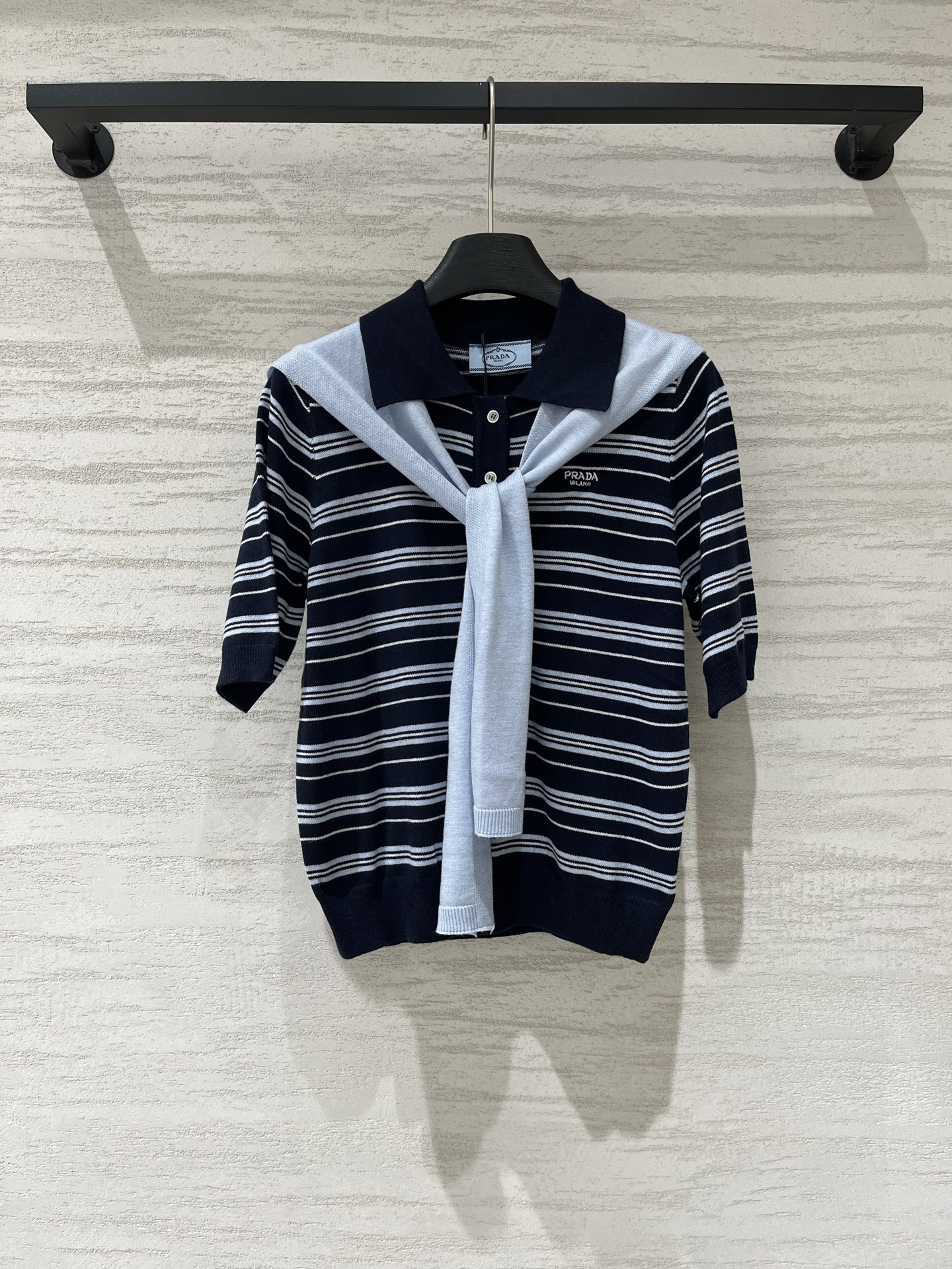 NO:934423,Prada's new striped shawl, Polo collar, short-sleeved style, logo pattern decoration, upper body full of high-end atmosphere, size SML, prada, T-shirt, shawls,19860909Prada 新款 条纹披肩Polo领短袖款 logo图案修饰点缀 上身高级氛围感十足 码数SML,,prada,T-shirt,shawls,,Women's clothing