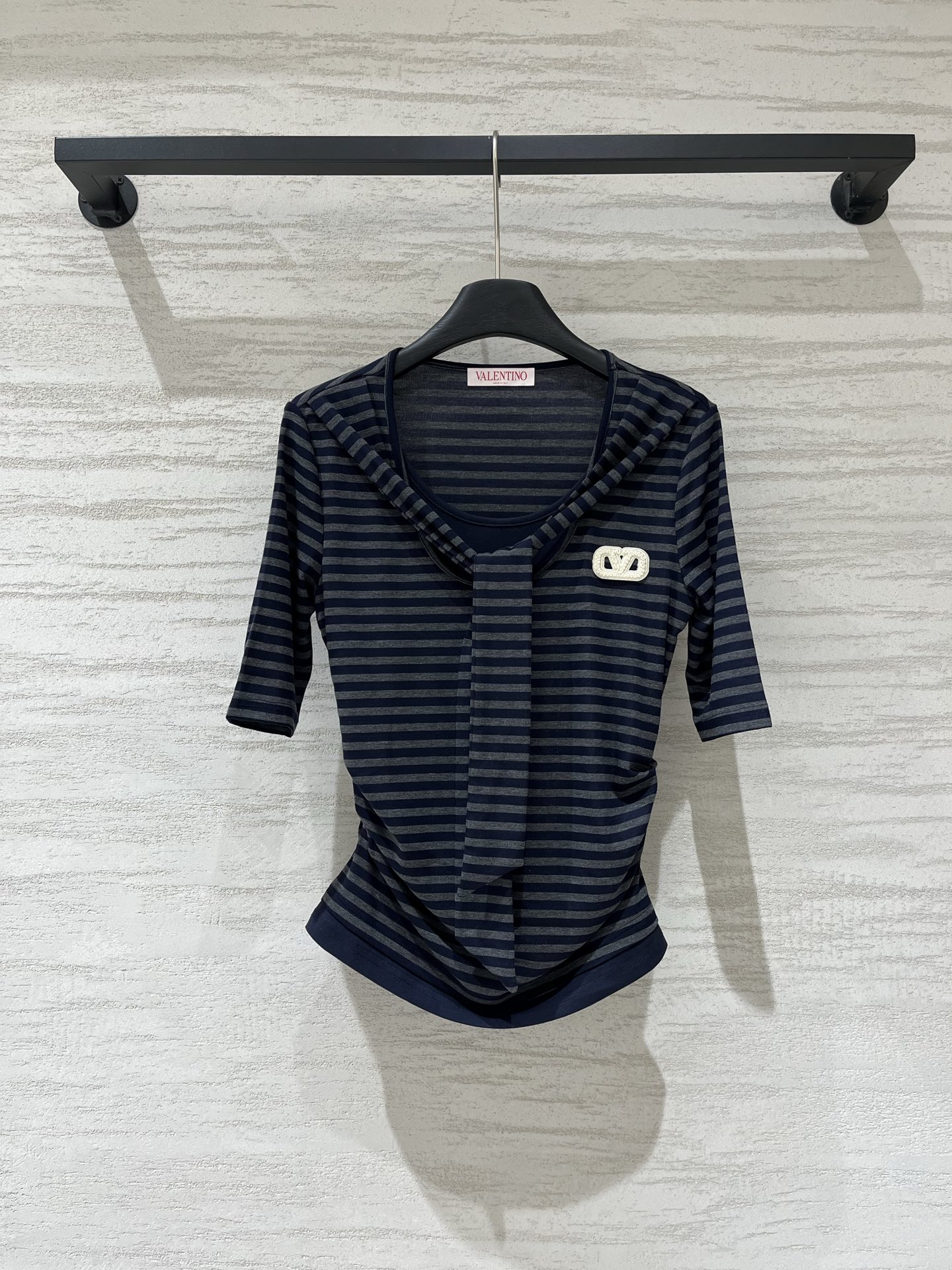 NO:934418,VALENTINO's new fake two-piece striped hooded mid-sleeves, classic stripe series, with high-end navy style. The mid-sleeves cover the flesh, and the fake two-piece halter neck design exposes the delicate collarbone line. The hooded element adds a casual feel. The metal V logo on the chest is the finishing touch, and the gather design on both sides of the waist cleverly slims the waist. The length of the mid-sleeves is just right to cover the flesh, and it is made of light and breathable fabric. It looks great when worn alone or layered in early autumn. Size SML, valentino, hats,19860909VALENTINO 新款 假两件条纹连帽中袖,经典条纹系列,自带高级海军风,中袖遮肉肉,挂脖假两件设计,露出精致锁骨线条,连帽元素增添休闲感,胸前金属V字logo点睛,腰部两侧收褶设计,巧妙收腰显瘦.中袖长度刚好遮住拜拜肉,轻薄透气面料,早秋单穿或内搭都超好看 码数SML,,valentino,hats,,Women's clothing