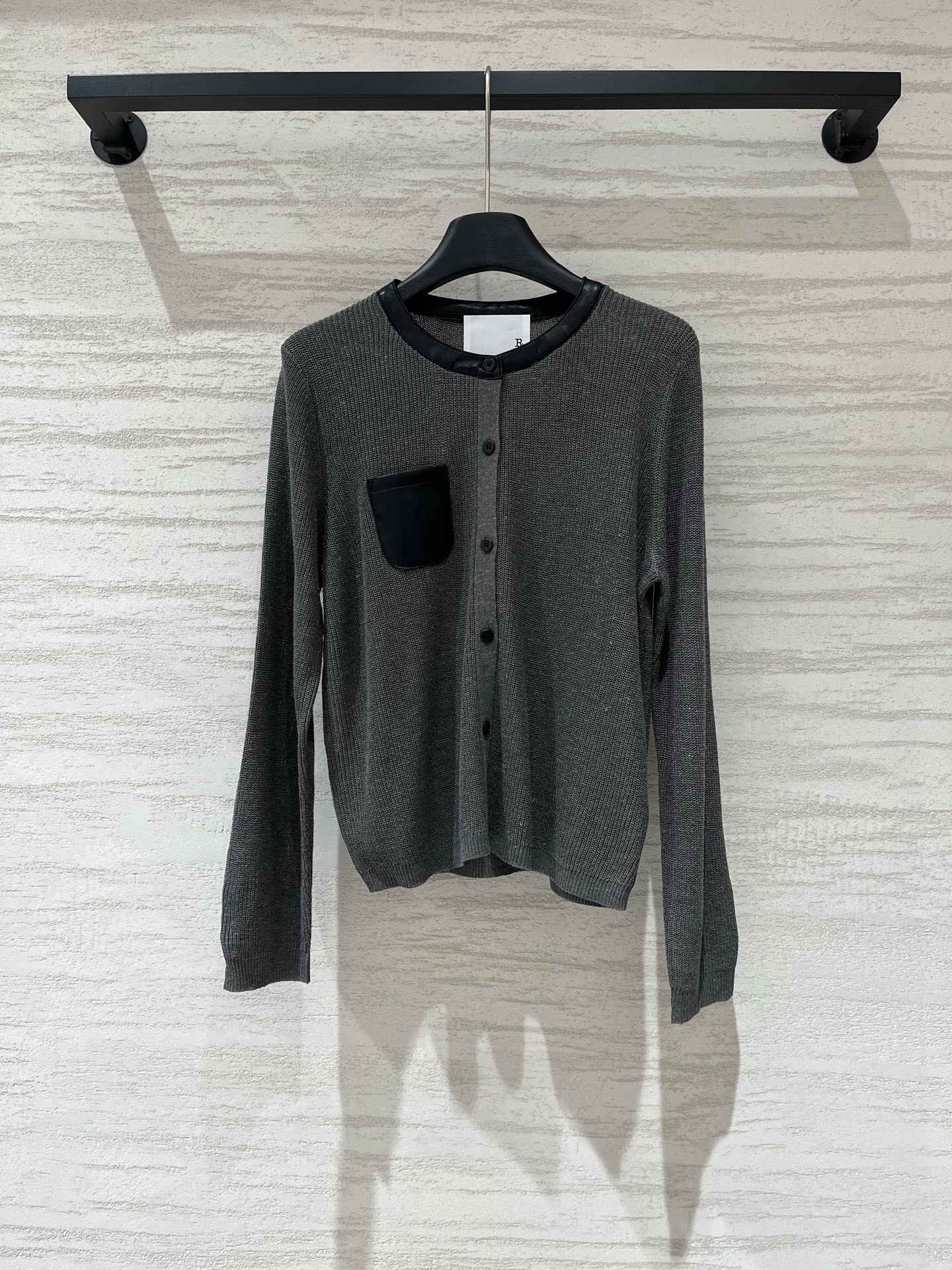 NO:934458,R13 26 early autumn new style, long-sleeved leather knitted cardigan, knitted cotton and linen texture knitted fabric, fine texture but not cheap, round neck hemming + left chest pocket leather design, small details add a sense of luxury, single row of pearl buttons are exquisite and delicate, the version is slightly loose and not flattering on the figure, a versatile style that can be used for daily commuting, three-color SM,,19860909R13 26早秋新款 拼皮针织开衫长袖 针织棉麻肌理针织面料,质感细腻不廉价,圆领包边+左胸口袋拼皮设计,小细节拉满高级感,单排珍珠扣精致秀气,版型微宽松不挑身材,通勤日常都能hold住的百搭款 三色SM,,,Women's clothing