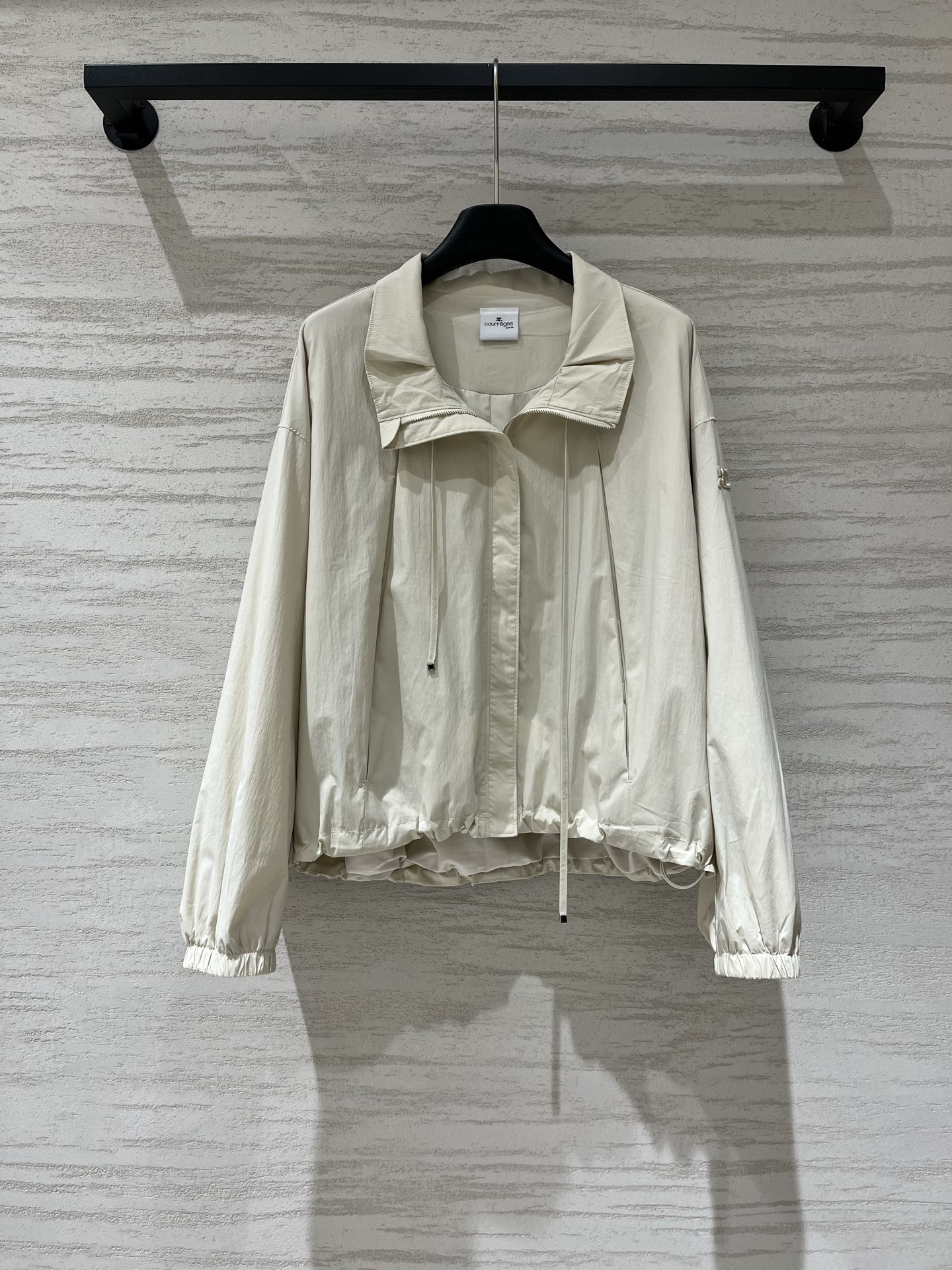 NO:934440,Courreges early autumn new style high-waisted windbreaker jacket, classic logo on the left sleeve, full of details, high-waisted version makes you taller and slimmer, looks good with wide-leg pants/jeans, can also be worn by small people, two-color SML, jeans, jackets & coats,19860909Courreges 早秋新款 高腰风衣外套,左袖经典Logo标识,细节感拉满,高腰版型显高显瘦,配阔腿裤/牛仔裤都好看,小个子也能驾驭 两色SML,,jeans,jackets & coats,,Women's clothing