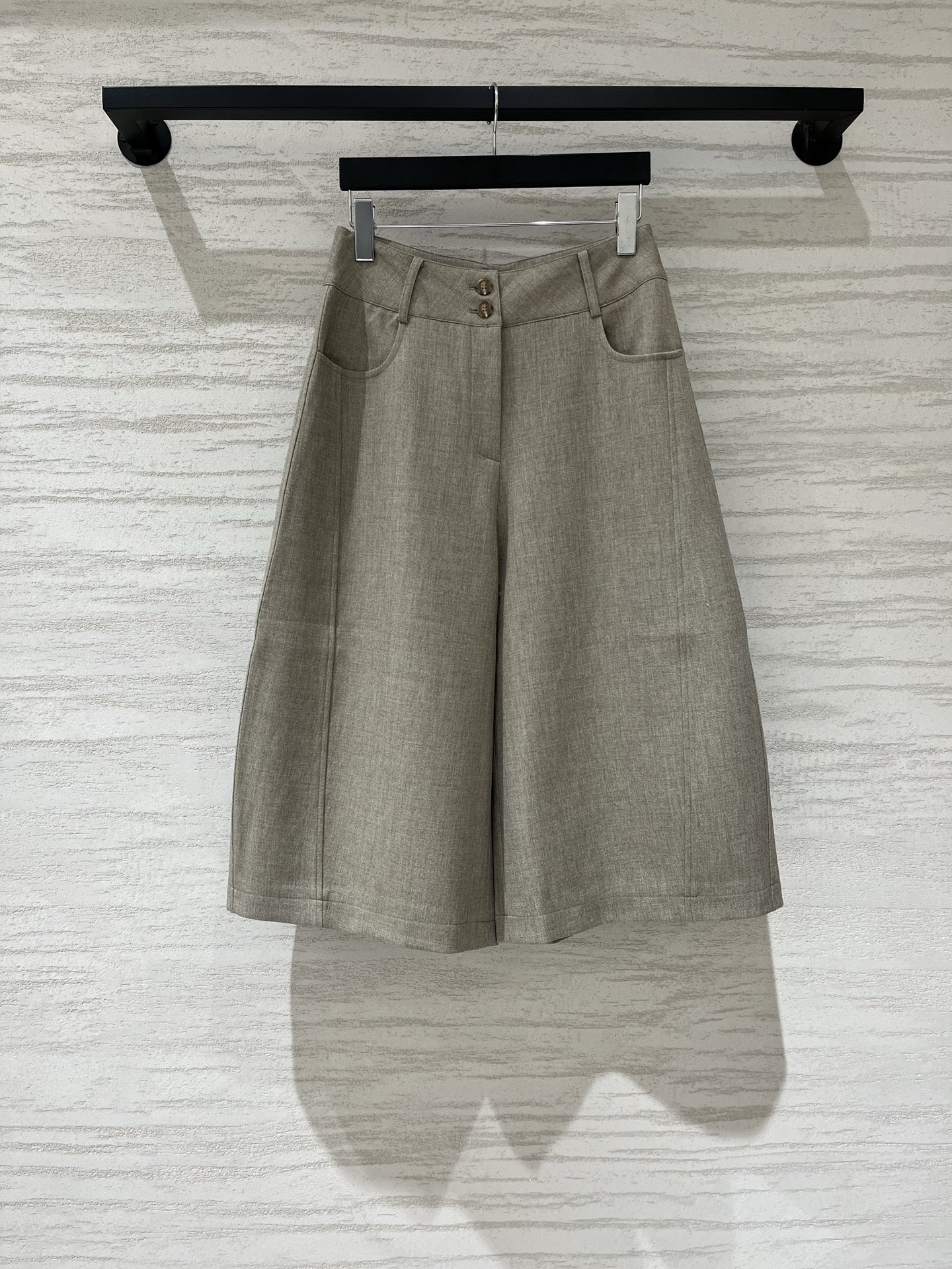 NO:934434,LP has a high-end feel. Two-button wide-leg cropped trousers, high-waisted design + great drape, straight and slim legs, leather label decoration on the back waist, perfect details. Perfect with T-shirts/shirts/small jackets, straight legs and slim legs. Two-color SM, loro piana, jackets & coats, shirts, tees, t-shirt,19860909LP 高级感拉满 两扣阔腿七分裤,高腰设计 + 垂坠感超好,显腿直显腿细,后腰皮标装饰,细节到位,配T恤/衬衫/小外套都绝,显腿直显腿细 一秒变大长腿 两色SM,,loro piana,jackets & coats,shirts,tees，t-shirt,,Women's clothing