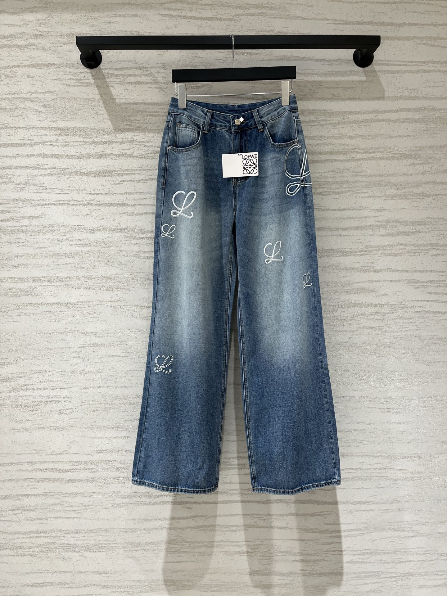 NO:934452,Loewe 26 early autumn popular embroidered logo straight jeans, a must-have for commuting, size SML,,loewe,jeans,19860909Loewe 26早秋爆款 刺绣Logo直筒牛仔裤 通勤神器必入款 码数SML,,loewe,jeans,,Women's clothing