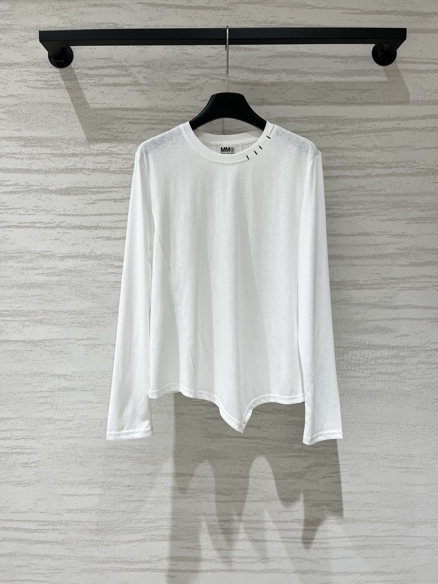 NO:944843,MM6 new style for early autumn, long-sleeved T-shirt with open-stitched collar and irregular hem. The basic model can also be worn with a sense of design. The small open-stitched details on the neckline and irregular hem cut make it more layered when viewed from the side. It has a light and slightly transparent Tencel feel and is extremely comfortable to wear. It is super suitable for early autumn. It is also perfect when layered with suit jackets. Two-color SM, masion margiela, jackets & coats, tees, t-shirt, business suit,19860909MM6 早秋新款 明线领不规则下摆长袖T恤,基础款也能穿出设计感,领口明线小细节,下摆不规则剪裁,侧看更有层次,轻薄微透的天丝感,贴身穿巨舒服,超级适合早秋,叠穿西装外套也绝 两色SM,,masion margiela,jackets & coats,tees，t-shirt,business suit,,Women's clothing