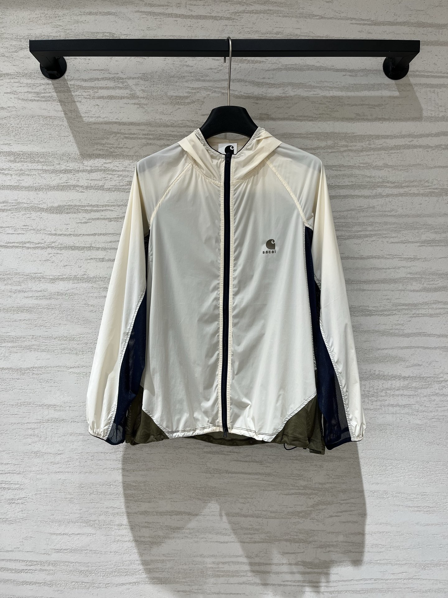 NO:944835,Sacai's new early autumn color-blocked hollow hooded sun protection jacket, with off-white main tone + navy blue and army green contrasting mesh stitching, breathable mesh design on the sides, not stuffy to wear in summer, military green co-branded logo on the chest is low-key and recognizable, hooded zipper style, so light as if not wearing anything, suitable for commuting, traveling, and sun protection in one piece, loose fit and easy to fit, size SML,, hats,19860909Sacai 早秋新款 拼色镂空连帽防晒外衣,米白主调 + 藏青军绿撞色网眼拼接,侧边透气网眼设计,夏天穿完全不闷,胸口军绿色联名Logo低调有辨识度,连帽拉链款,轻薄到像没穿一样,通勤、出游、防晒一件搞定,版型宽松不挑人 码数SML,,hats,,Women's clothing