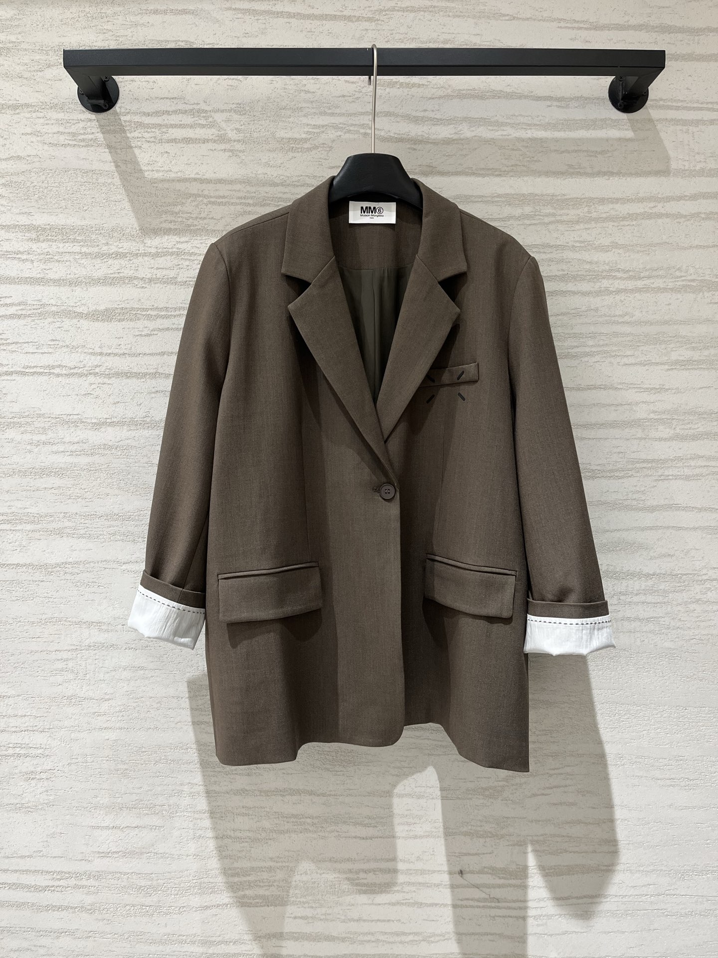 NO:946383,MM6 early autumn new style four-point pocket suit jacket, made of yb wool blended fabric, with a very good drape and feel, neat and loose silhouette that does not flatter the body shape, folded white cuffs, and triangle logo embellishment on the back. The details are highly recognizable. It can be worn casually alone or as an inner layer. It can be used as a commuting/daily set, and it is a hot item for yourself!  Three-color SM, masion margiela, jackets & coats,19860909MM6 早秋新款 四点口袋西服外套,yb羊毛混纺面料,垂感手感非常不错,利落宽松廓形不挑身形,翻折白袖口,背后三角标点缀,细节拉满辨识度,单穿随性、内搭打底都出彩,通勤/日常一套搞定,自留爆款！ 三色SM,,masion margiela,jackets & coats,,Women's clothing