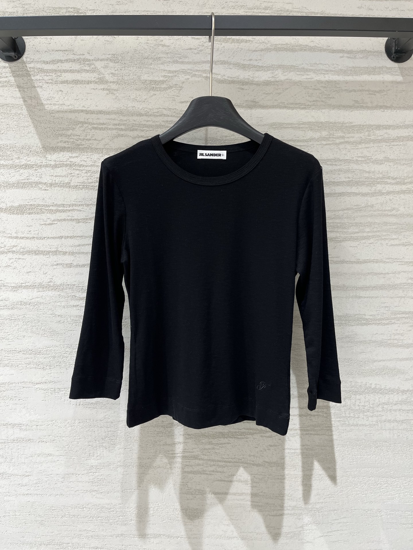 NO:947857,JILSANDER solid color round neck eight-quarter sleeve T-shirt, a versatile inner T-shirt, fine vertical groove fabric, elastic fit but not tight, just the right sleeve length, simple round neck + small 'J' letter embroidery on the hem, low-key and luxurious, versatile with suits, coats and vests, a great partner for black and white and gray jackets. Two-color SM,, jil sander, jackets & coats, tees, t-shirt, business suit,19860909JILSANDER 纯色圆领八分袖T恤,万能内搭神T,细腻竖坑条面料,弹力贴身不紧绷,袖长恰到好处,简约圆领+下摆“J”字母小刺绣,低调轻奢,西装、大衣、马甲全能搭,黑白灰外套的绝佳搭档 两色SM,,jil sander,jackets & coats,tees，t-shirt,business suit,,Women's clothing