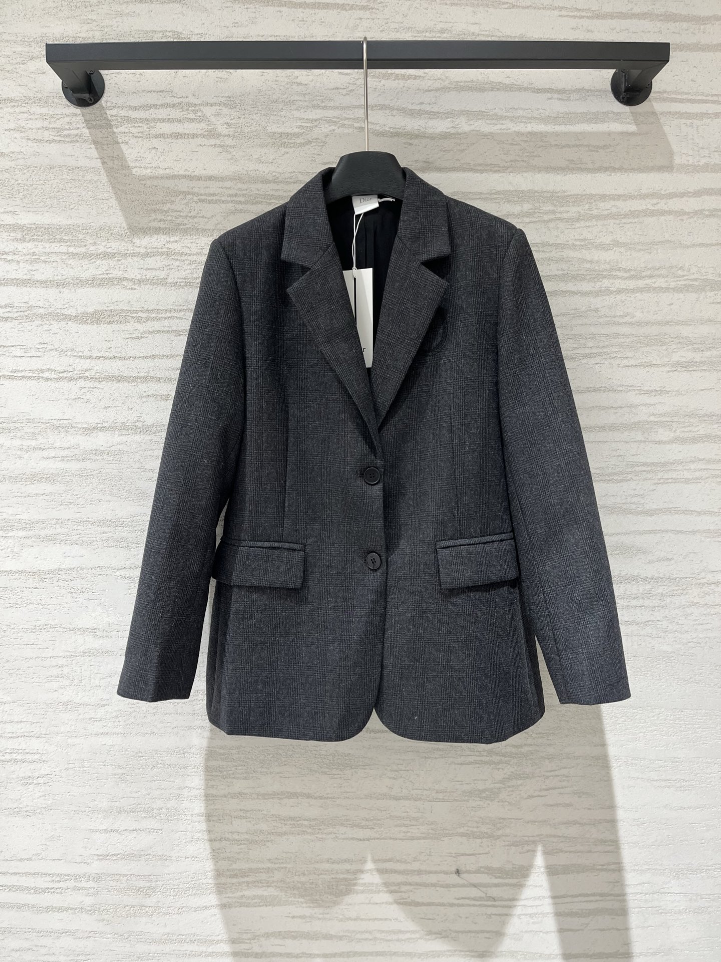 NO:946335,Dio* early autumn new style gray suit jacket, classic notch lapel + double button design, simple and elegant, suitable for work commuting or formal occasions, blended material, soft and crisp, super textured for autumn and winter, gray low-key and versatile, easy to match with shirts, dresses or jeans, intellectual elegance or casual style can be controlled. Clean cut, body modification, it is a must-have item for urban women's wardrobe. Size SML, dior, skirts, jeans, jackets & coats, shirts,19860909Dio* 早秋新款 灰色西服外套,经典平驳领+双粒扣设计,简约大气,职场通勤或正式场合都很适合,混纺材质,柔软又挺括,秋冬穿超有质感,灰色低调百搭,轻松搭配衬衫、连衣裙或牛仔裤,知性优雅or休闲风都能驾驭.剪裁利落,修饰身形,是都市女性衣橱必备单品 码数SML,,dior,skirts,jeans,jackets & coats,shirts,,Women's clothing
