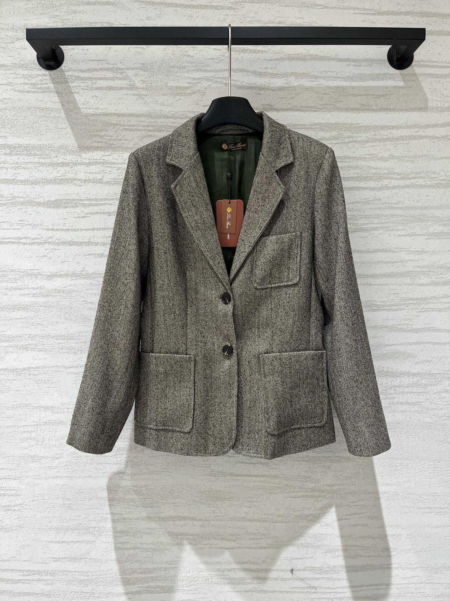 NO:952545,350L 26 early autumn new style tweed waist suit jacket, high-quality tweed/wool fabric, rich grain, high-end texture, slim waist H-shaped version, single-row two-button design, neat and slim without bloat, waist design makes the waist slimmer, three-pocket design is practical and beautiful, dark green lining, details are in place, code number SMLXL,, loro piana, jackets & coats,19860909350L 26早秋新款 粗花呢收腰西服外套,高品质粗花呢/毛呢面料,颗粒感丰富,质感高级,修身收腰H型版型,单排两粒扣设计,利落显瘦不臃肿,收腰设计显腰细一绝,三口袋设计实用又好看,墨绿色内衬,细节很到位 码数SMLXL,,loro piana,jackets & coats,,Women's clothing