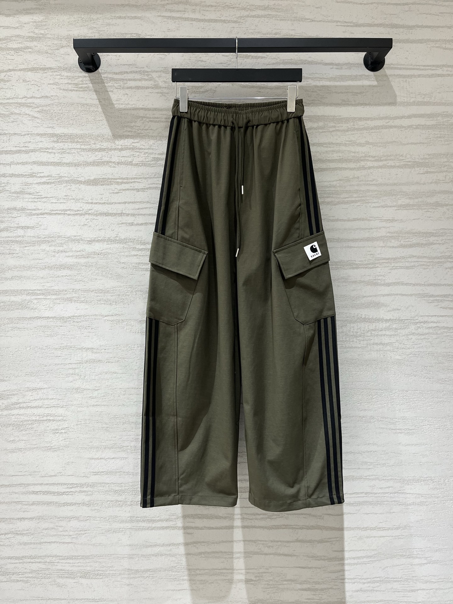 NO:955123,Sacai's new early autumn wide-leg trousers with side stripes are the most popular striped overalls this year!  Three black stripes on the pockets, classic and fashionable, elastic waist drawstring, very tolerant to the figure, wide-leg version, hiding the flesh and showing straight legs, looks good with T-shirts and sweaters. Don’t choose tops, high-quality fabrics, great drape, no pilling, three-color SML, hoodie, sweatshirts, tees, t-shirt,19860909Sacai 早秋新款 侧边条纹工装阔腿长裤,今年超火的条纹工装裤！口袋三条黑杠,经典又时髦,松紧腰抽绳 对身材包容性超强,阔腿版型 藏肉显腿直一绝,搭T恤搭卫衣都好看 不挑上衣,品质面料 垂感超好 不起球 三色SML,,hoodie,sweatshirts,tees，t-shirt,,Women's clothing