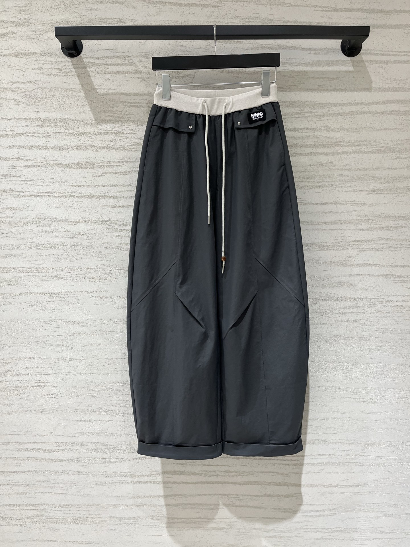 NO:955119,MM6 new early autumn style wide-leg trousers with color-blocked waistbands, the contrasting color waistbands are so recognizable!  Elastic drawstring waist, comfortable and convenient, large pocket workwear design, a must-have for cool girls, wide-leg version, hiding the flesh and showing long legs, the trousers can be rolled up. Wear two pants, the fabric is crisp and stylish. It is very stylish with suspenders and T-shirts. Three-color SML l, masion margiela, tees, t-shirt,19860909MM6 早秋新款 拼色腰头工装阔腿长裤,撞色腰头太有辨识度了！松紧抽绳腰 舒适又方便,大口袋工装设计 帅酷女孩必备,阔腿版型,藏肉显腿长,裤脚可卷边 一裤两穿,面料挺括有型 搭吊带搭T恤都超有范儿 三色SML l,,masion margiela,tees，t-shirt,,Women's clothing
