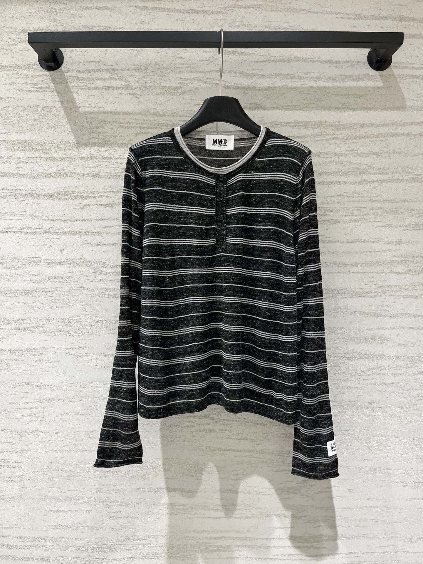 NO:955103,MM6 early autumn new style black and gray striped fake two-piece long-sleeved T-shirt, the king of versatile!  Black and gray pinstripes are high-end and not fussy. The thin knitted fabric is skin-friendly and breathable. The cuffs are embellished with contrasting small labels. It has a full sense of quality. It can be worn alone or as an inner layer. It can be worn all year round. Size SML, masion margiela, tees, t-shirt,19860909MM6 早秋新款 黑灰条纹假两件长袖T恤,百搭王者！黑灰细条纹 高级不挑人,薄款针织面料 亲肤又透气,袖口撞色小标点缀,品质感拉满,单穿内搭都绝 一年四季都能穿 码数SML,,masion margiela,tees，t-shirt,,Women's clothing