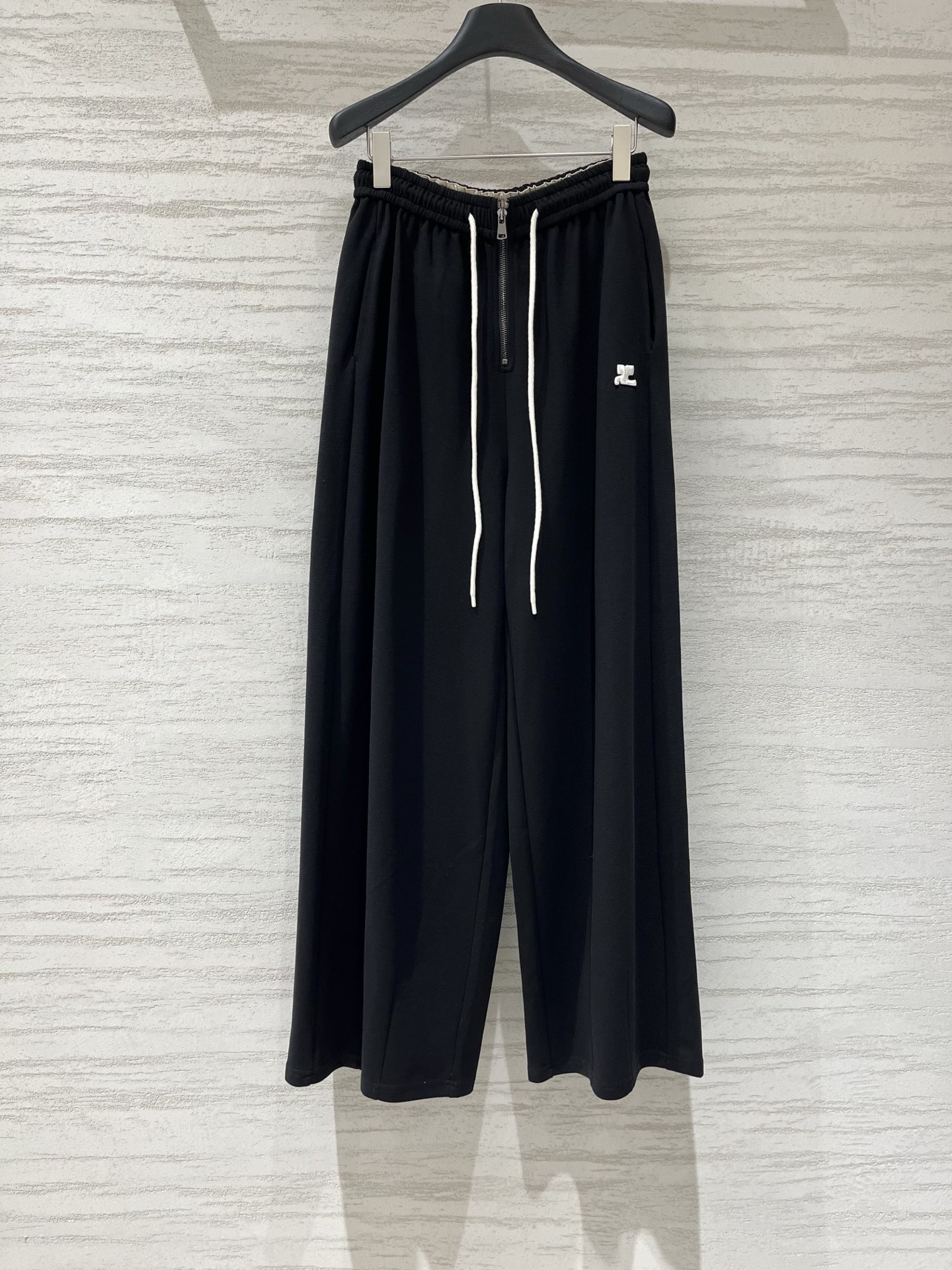 NO:955094,Courreges early autumn new style black elastic waist zipper wide-leg casual trousers, contrasting white drawstring design, half-open zipper in the front to add a sense of design, small white logo embroidery embellishment on the left trouser leg, loose and drapey trousers, practical side pockets, the overall style is lazy and comfortable Korean style, code number SML,,19860909Courreges 早秋新款 黑色松紧腰拉链阔腿休闲长裤,撞色白抽绳设计,前中半开拉链增添设计感,左侧裤腿有白色小logo刺绣点缀,裤型宽松垂坠,侧边口袋实用,整体是慵懒舒适的韩系松弛感风格 码数SML,,,Women's clothing