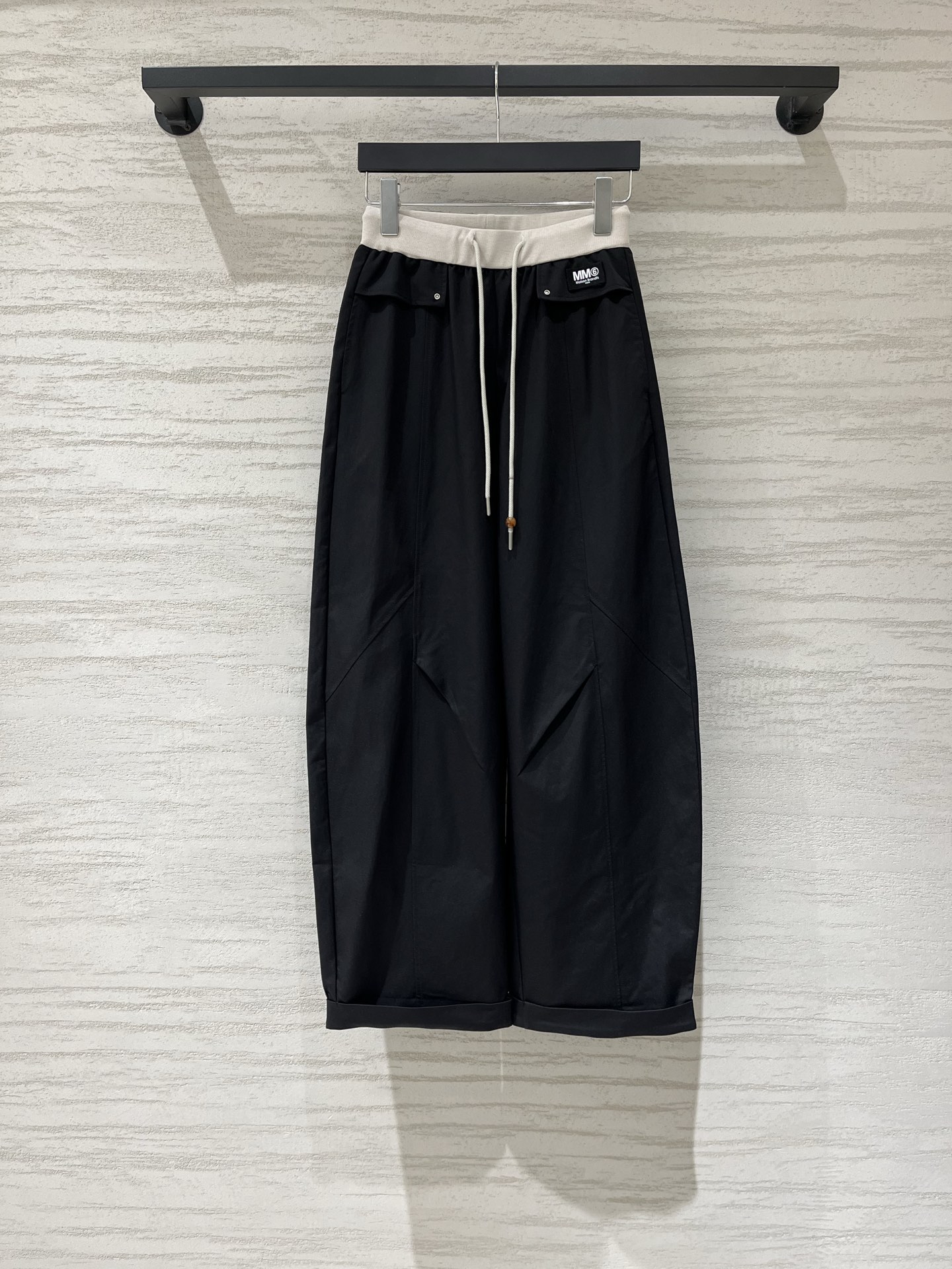 NO:955111,MM6 new early autumn style wide-leg trousers with color-blocked waistbands, the contrasting color waistbands are so recognizable!  Elastic drawstring waist, comfortable and convenient, large pocket workwear design, a must-have for cool girls, wide-leg version, hiding the flesh to show the length of the legs, the trousers can be rolled up. Wear two pants, the fabric is crisp and stylish, it is very stylish to wear with suspenders and T-shirts. Three colors SML, masion margiela, tees, t-shirt,19860909MM6 早秋新款 拼色腰头工装阔腿长裤,撞色腰头太有辨识度了！松紧抽绳腰 舒适又方便,大口袋工装设计 帅酷女孩必备,阔腿版型,藏肉显腿长,裤脚可卷边 一裤两穿,面料挺括有型 搭吊带搭T恤都超有范儿 三色SML,,masion margiela,tees，t-shirt,,Women's clothing