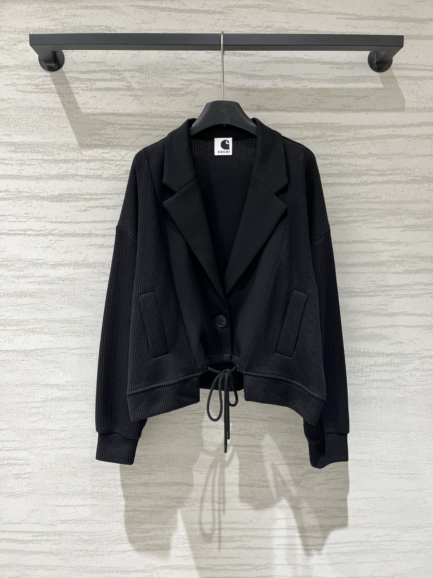 NO:955091,Sacai early autumn series: spliced ​​drawstring high-waisted jacket, sweatshirt knitted splicing design, short suit style, outstanding proportions, one button lapel, formal and casual, hem drawstring design can be salty or sweet, great drape, looks good with jeans or skirts, can be worn for work, dating and commuting, no matter the figure, whoever wears it looks better, size SM, hoodie, sweatshirts, skirts, jeans, jackets & coats, business suit,19860909Sacai 早秋系列 拼接抽绳高腰外套,卫衣针织拼接设计,短款小西装的版型,显高显比例一绝,翻领一粒扣,正式又休闲,下摆抽绳设计 可盐可甜,垂感巨好,搭牛仔裤搭裙子都好看,上班约会通勤一件搞定,不挑身材 谁穿谁好看 码数SM,,hoodie,sweatshirts,skirts,jeans,jackets & coats,business suit,,Women's clothing