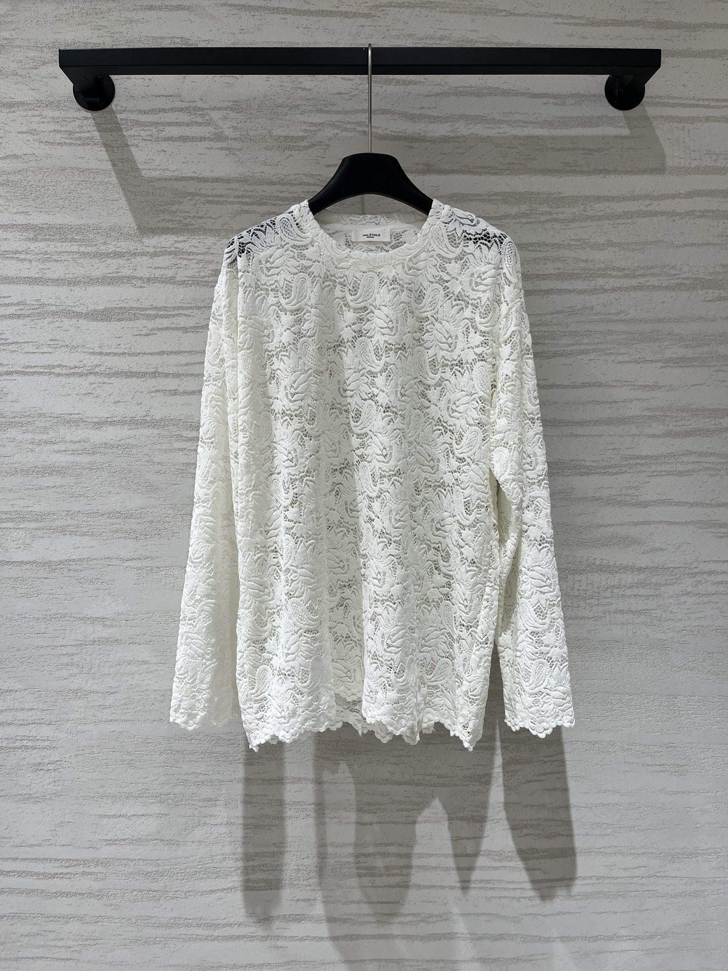 NO:956014,Isabel Marant Early Autumn New Style White lace hollow long sleeves, exquisite femininity | Lace hollow long sleeves, all-over lace crochet, exquisiteness directly stretched out, slightly translucent and hazy, gentle and a little sexy, loose version, hiding flesh and casual. Beautiful when layered and worn alone, suitable for dating/commuting/traveling, full of femininity Size SM,,19860909IsabelMarant 早秋新款 白色蕾丝镂空长袖, 精致女人味 | 蕾丝镂空长袖,全件蕾丝钩花,精致度直接拉满,微透朦胧感,温柔又带点小性感,宽松版型,藏肉又随性 叠穿单穿都美,约会/通勤/出游都hold住,女人味爆棚 码数SM,,,Women's clothing