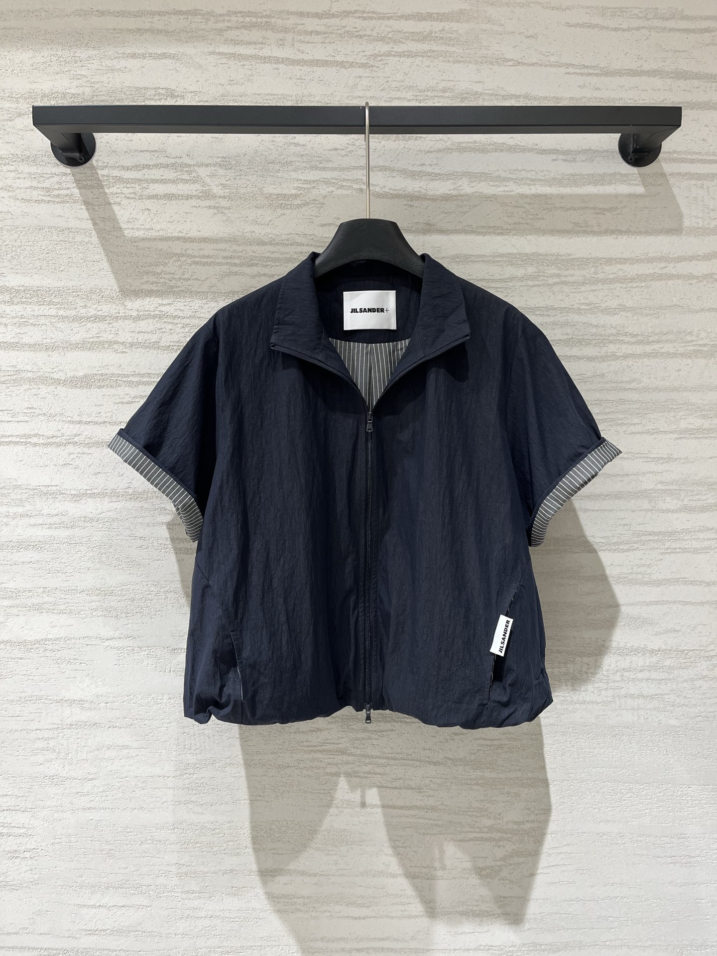 NO:955139,JILSANDER's new early autumn striped roll-sleeved short-sleeved jacket, the light short-sleeved jacket of early autumn is here, two colors full of high-end sense, the striped roll-sleeved design is too pokey, the double zipper hem drawstring is adjustable, early autumn wear alone or as a small coat, the version is loose and not picky, the upper body instantly becomes a paper figure Two-color SM,, jil sander, jackets & coats, T-shirt,19860909JILSANDER 早秋新款 条纹卷袖短袖外套,早秋的轻薄短袖外套来啦,两色高级感拉满,条纹卷袖设计太戳了,双拉链下摆抽绳可调节,早秋单穿或当小外套,版型宽松不挑人,上身秒变纸片人 两色SM,,jil sander,jackets & coats,T-shirt,,Women's clothing