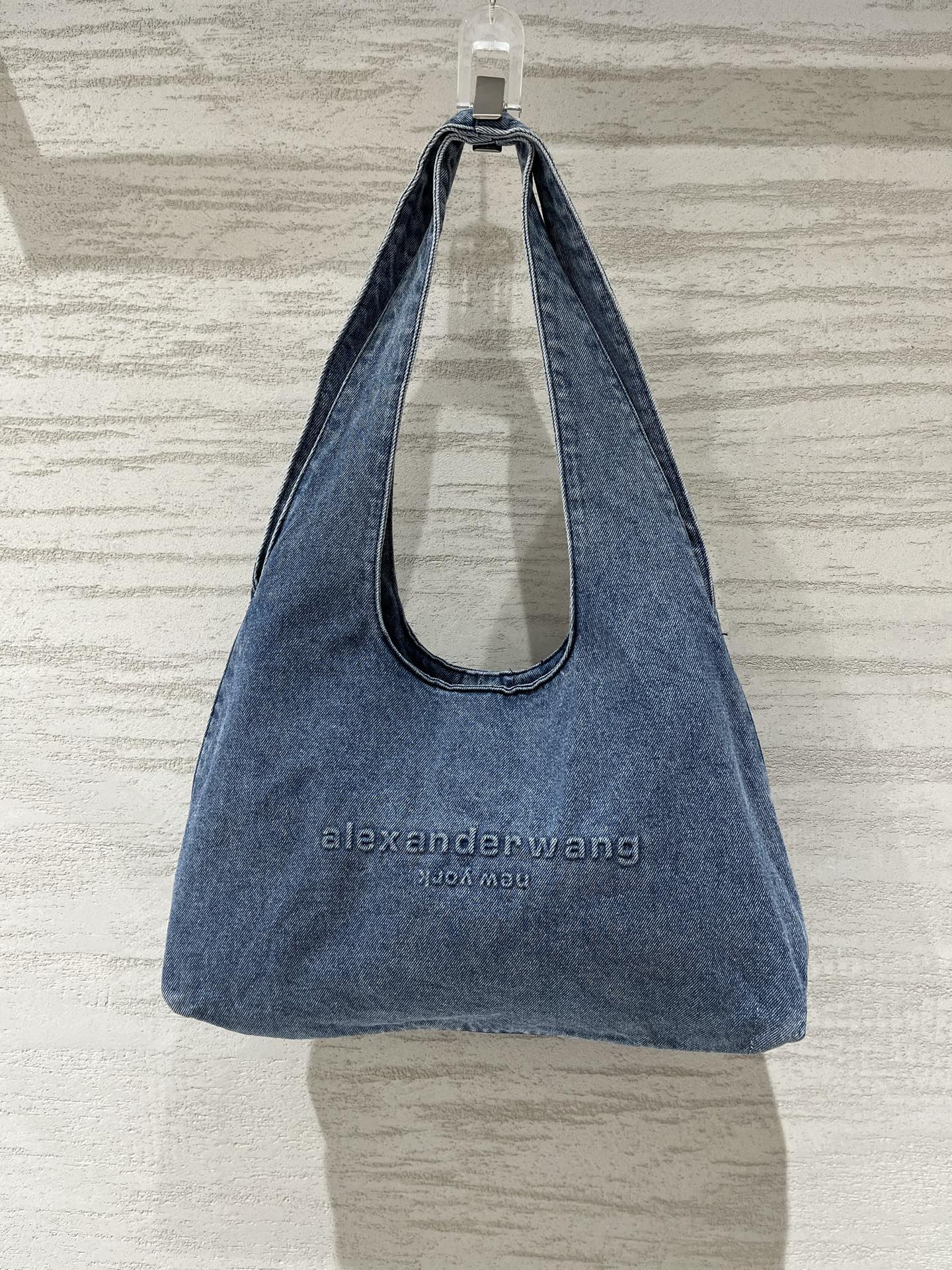 NO:955156,Alexander Wang's new early autumn denim tote bag really hits the slack. The washed distressed denim fabric comes with a retro filter. The same color embossed logo is low-key and not exaggerated. The oversized U-shaped bag has a super capacity. It is suitable for commuting, going to the market and short trips. It is casual and lazy when carried on one shoulder. The soft denim does not weigh the shoulders. It is full of atmosphere when paired with a denim suit of the same color. It is versatile for daily use. It is extremely simple and can be controlled with closed eyes~,,totes,19860909Alexander Wang 早秋新款 牛仔托特包,真的戳中松弛感,水洗做旧牛仔面料自带复古滤镜,同色压印logo低调不浮夸,超大U型包身容量超能装,通勤、逛市场、短途出行全都适配,单肩挎随性慵懒,软乎乎牛仔不压肩,搭配同色系牛仔套装氛围感拉满,日常百搭不出错,极简控闭眼入～,,totes,,Women's clothing