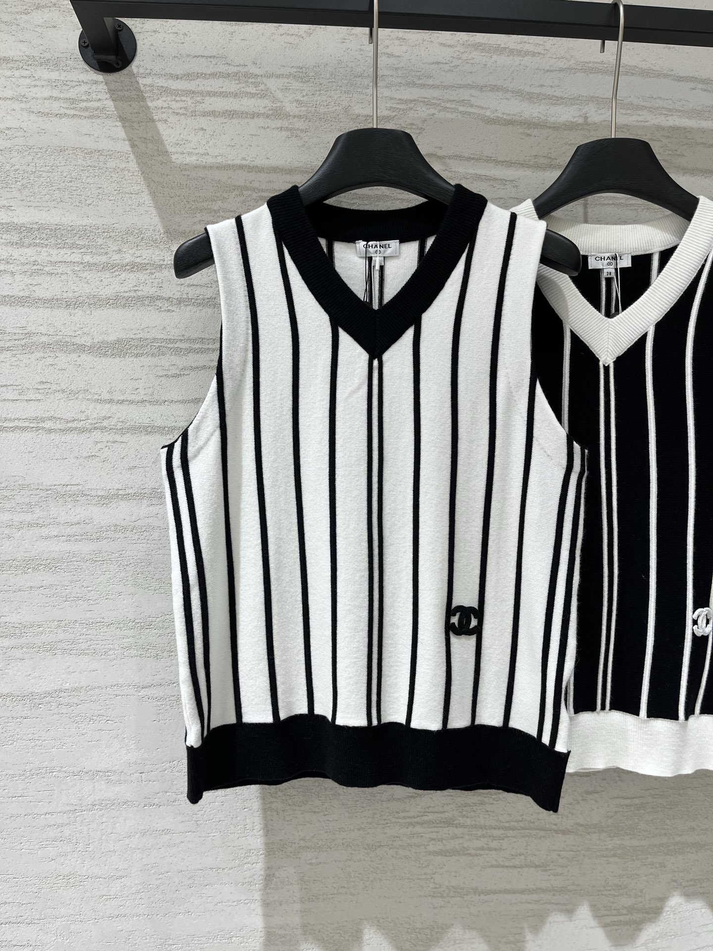 NO:955971,CHANEL 26 early autumn new model, the same style as the official website, vertical pattern vest, logo pattern decoration, upper body with high-end atmosphere, two colors SML,,chanel,19860909CHANEL 26早秋新款 官网同款竖纹马甲款,logo图案修饰点缀,上身高级氛围感 两色SML,,chanel,,Women's clothing