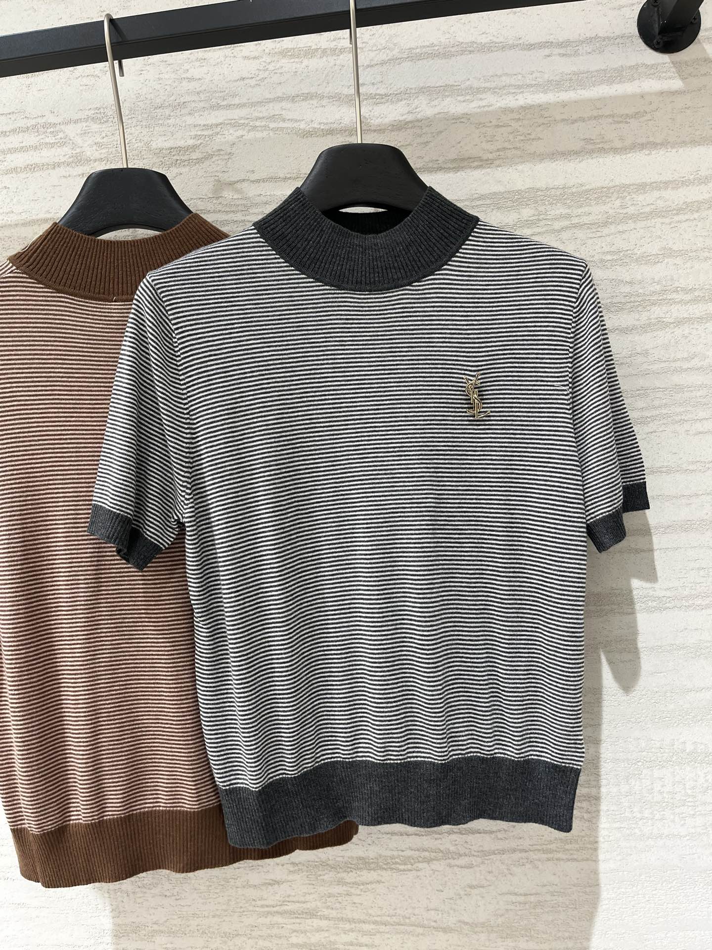 NO:955984,ysl 26 early autumn new style, thin style with contrasting color, high collar and short sleeves, logo pattern decoration, upper body with high-end atmosphere, two-color SML, saint laurent, T-shirt,19860909ysl 26早秋新款 薄款撞色高领短袖款 logo图案修饰点缀 上身高级氛围感 两色SML,,saint laurent,T-shirt,,Women's clothing