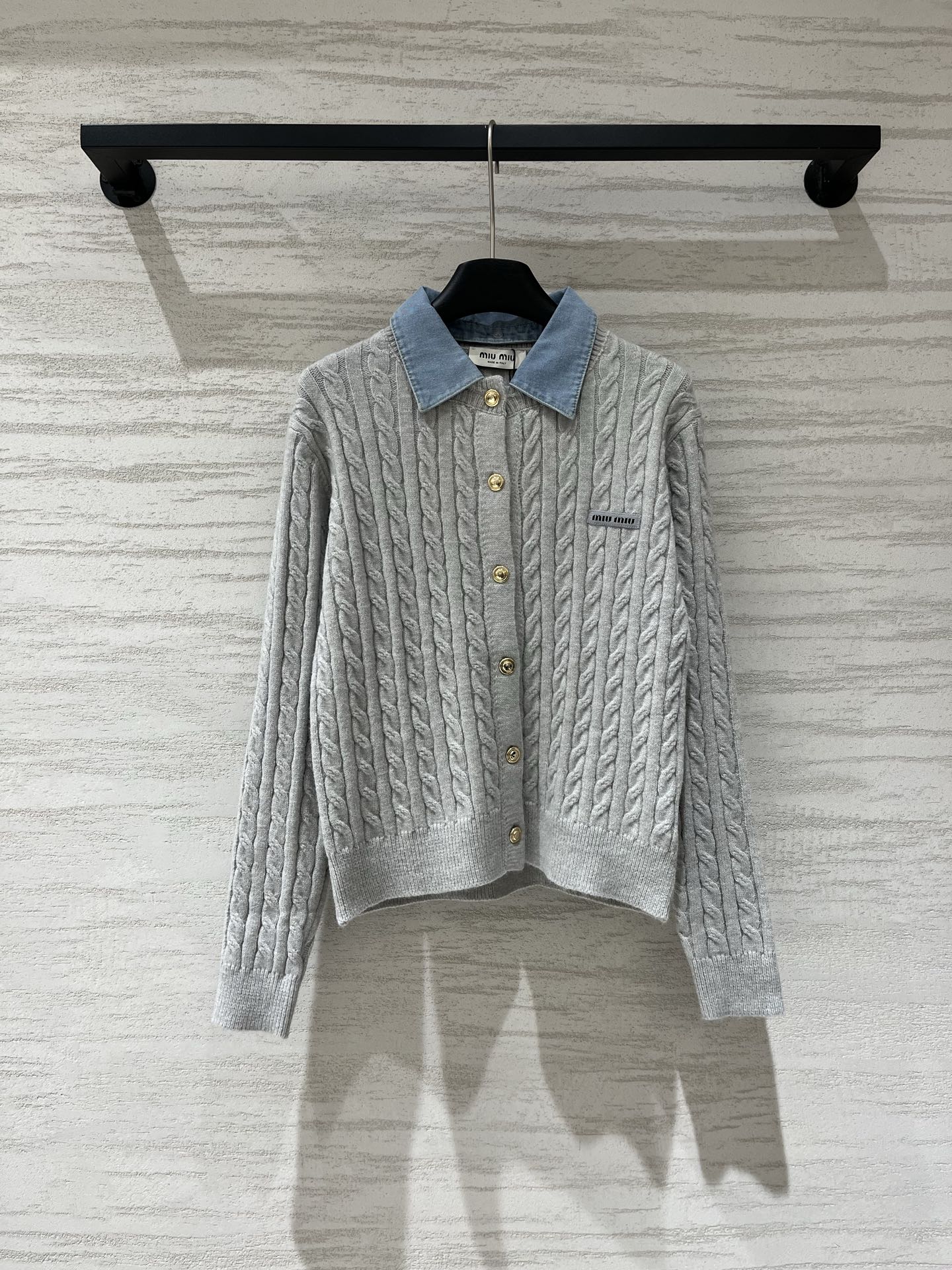 NO:955918,MIUMI* 26 Early Autumn Series Model Detachable denim collar, long-sleeved model, logo pattern decoration on upper body, high-end atmosphere Size SML,,miumiu,19860909MIUMI* 26早秋系列款 可拆卸牛仔领长袖款 logo图案修饰点缀 上身高级氛围感 码数SML,,miumiu,,Women's clothing