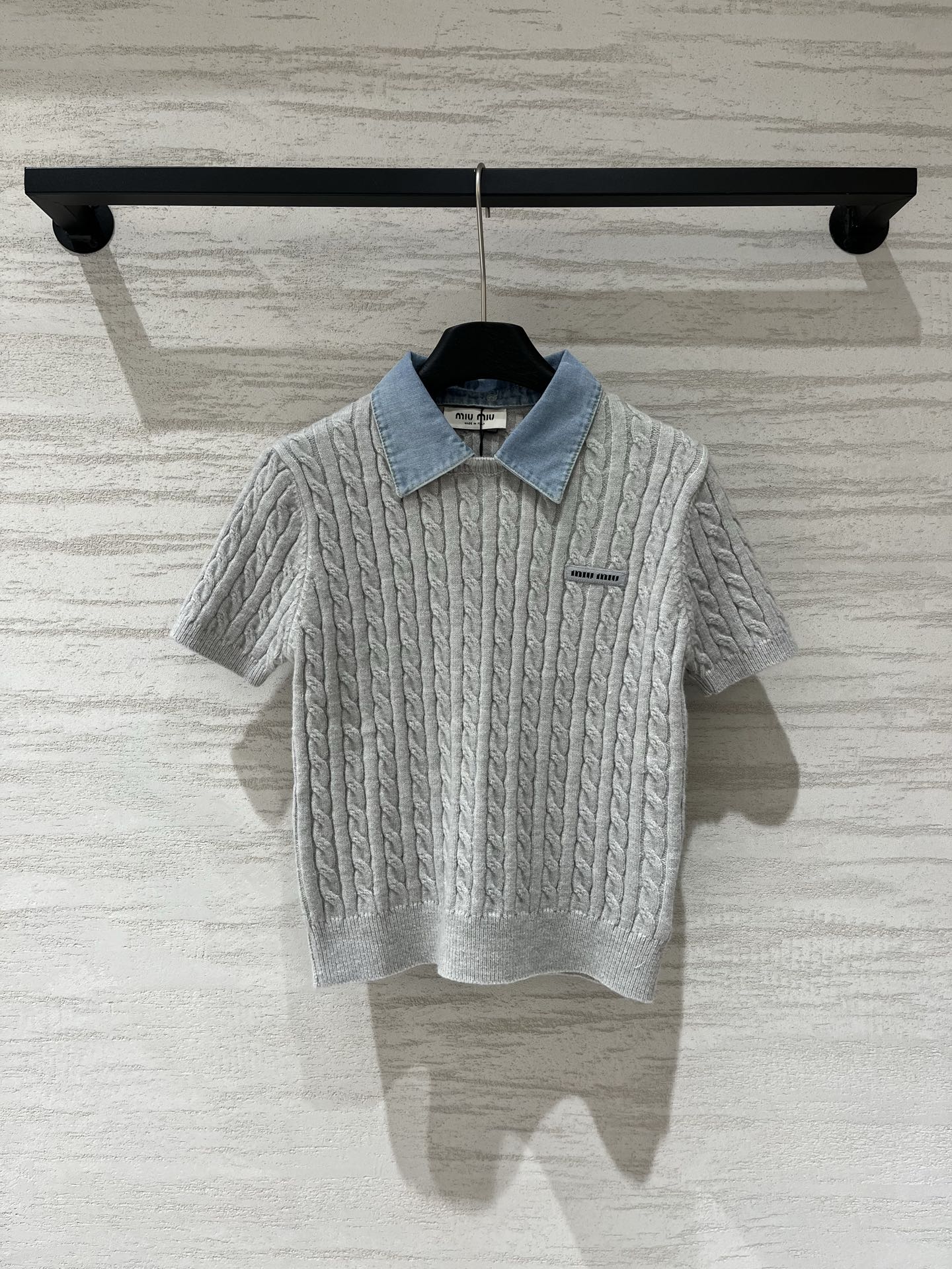NO:955933,MIUMI* 26 early autumn series model Detachable denim collar short-sleeved model Logo pattern decoration upper body with high-end atmosphere Size SML,,miumiu,T-shirt,19860909MIUMI* 26早秋系列款 可拆卸牛仔领短袖款 logo图案修饰点缀 上身高级氛围感 码数SML,,miumiu,T-shirt,,Women's clothing