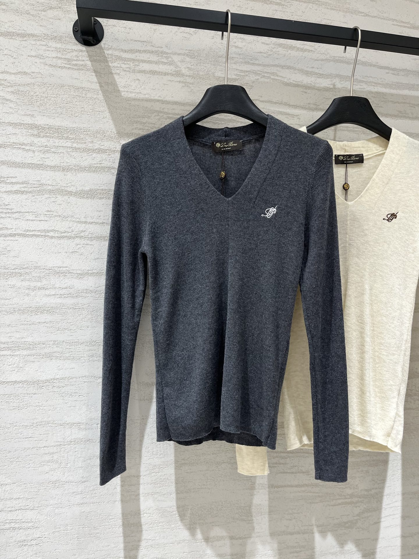 NO:955948,220L 26 new early autumn V-neck slim-fitting bottoming shirt with logo pattern decoration and high-end atmosphere on the upper body. Two-color SML, loro piana,19860909220L 26早秋新款 V领修身打底衫款 logo图案修饰点缀 上身高级氛围感 两色SML,,loro piana,,Women's clothing