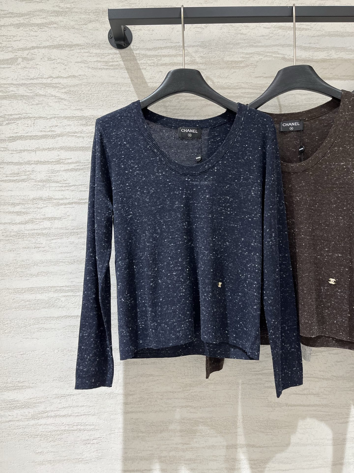 NO:955964,CHANEL 26 early autumn new model, simple casual style U-neck long-sleeved style, logo pattern decoration and upper body high-end atmosphere, three-color SML l,,chanel,19860909CHANEL 26早秋新款 简约休闲风U领长袖款 logo图案修饰点缀 上身高级氛围感 三色SML l,,chanel,,Women's clothing