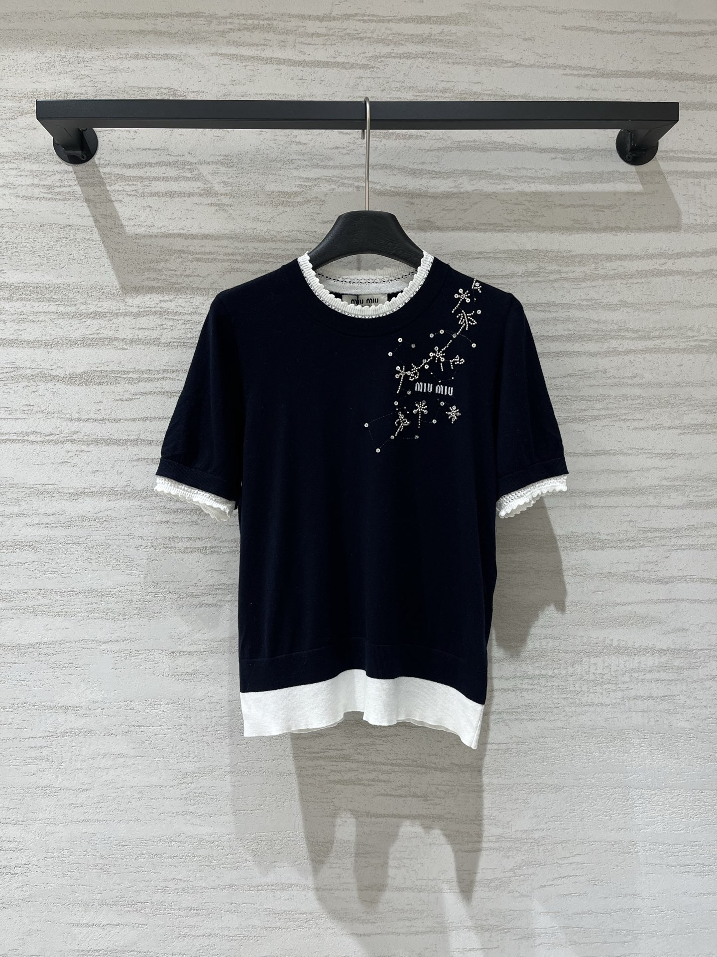 NO:955978,MIUMI* 26 early autumn hot style, handmade sequin fake two-piece short-sleeved style, logo pattern decoration, upper body with high-end atmosphere, three-color SML,,miumiu,T-shirt,19860909MIUMI* 26早秋爆款 手工珠片假两件短袖款 logo图案修饰点缀 上身高级氛围感 三色SML,,miumiu,T-shirt,,Women's clothing