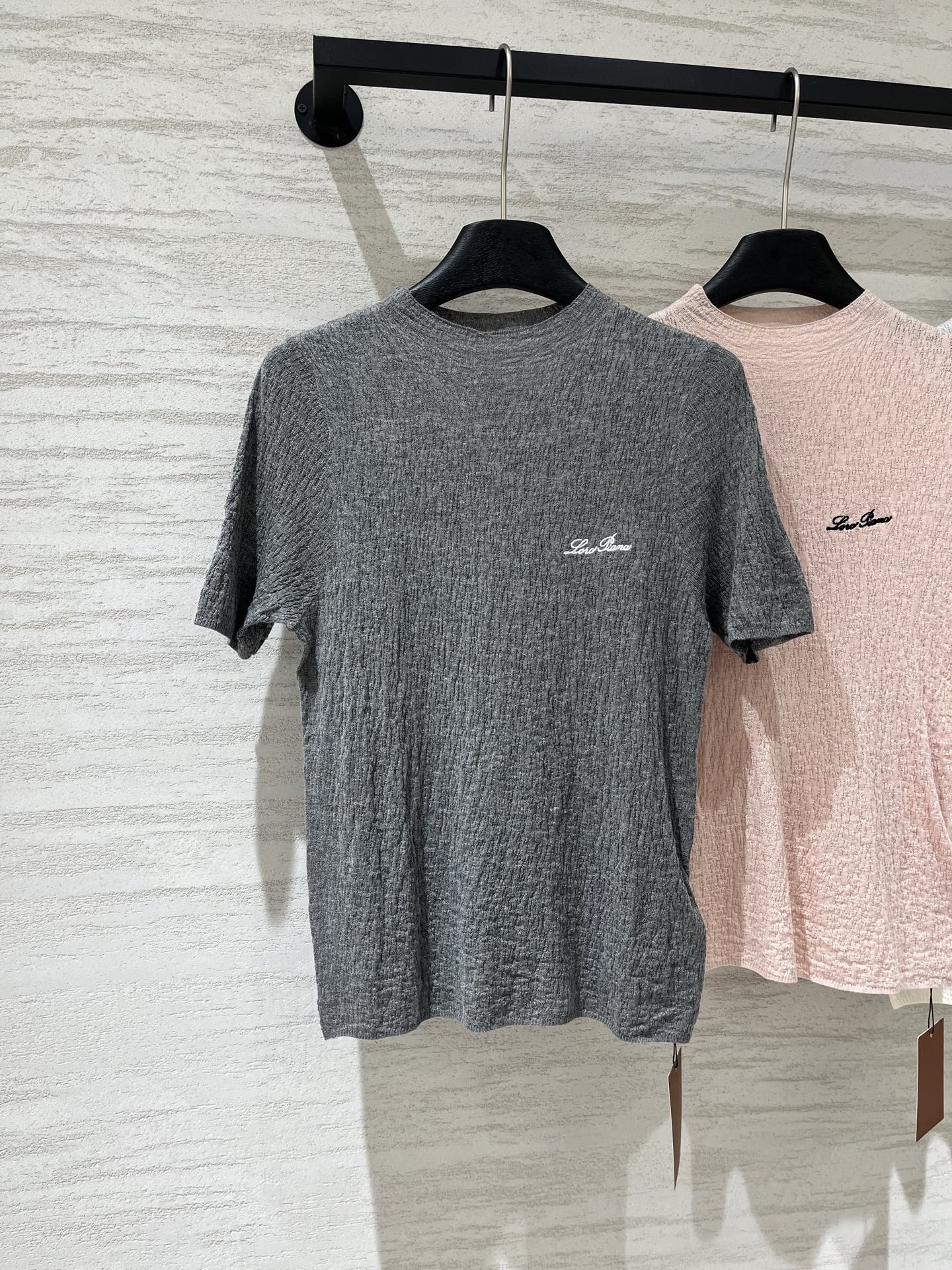 NO:955990,205L 26 early autumn new style, thin high collar, short sleeves, logo pattern decoration, upper body with high-end atmosphere, three-color SML, loro piana, T-shirt,19860909205L 26早秋新款 薄款高领短袖款 logo图案修饰点缀 上身高级氛围感 三色SML,,loro piana,T-shirt,,Women's clothing