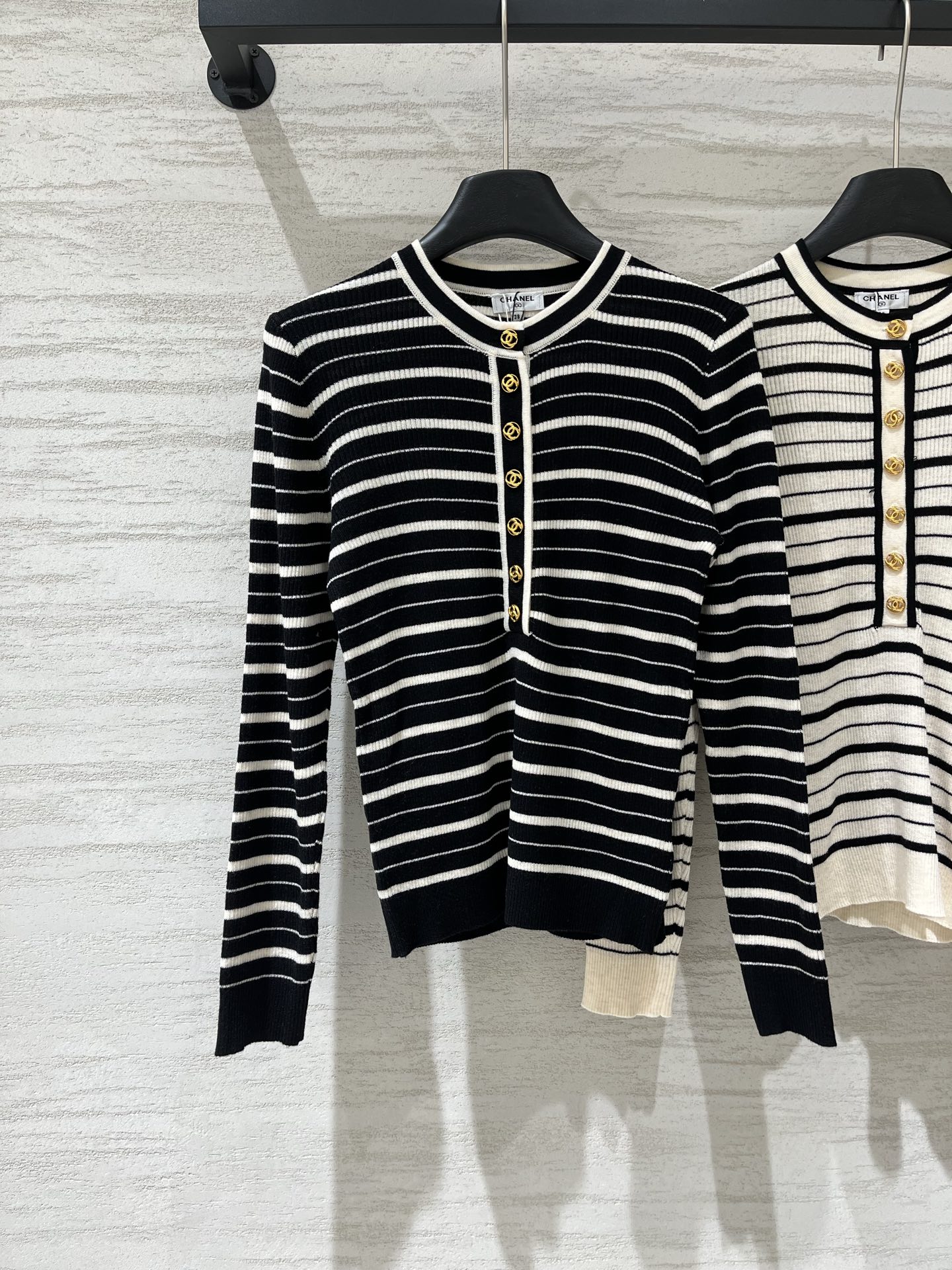 NO:955997,CHANEL 26 Early Autumn New Style Striped Round Neck Long Sleeve Style Logo Pattern Decoration Upper Body High-end Atmosphere Two-Color SML,,chanel,19860909CHANEL 26早秋新款 条纹圆领长袖款 logo图案修饰点缀 上身高级氛围感 两色SML,,chanel,,Women's clothing