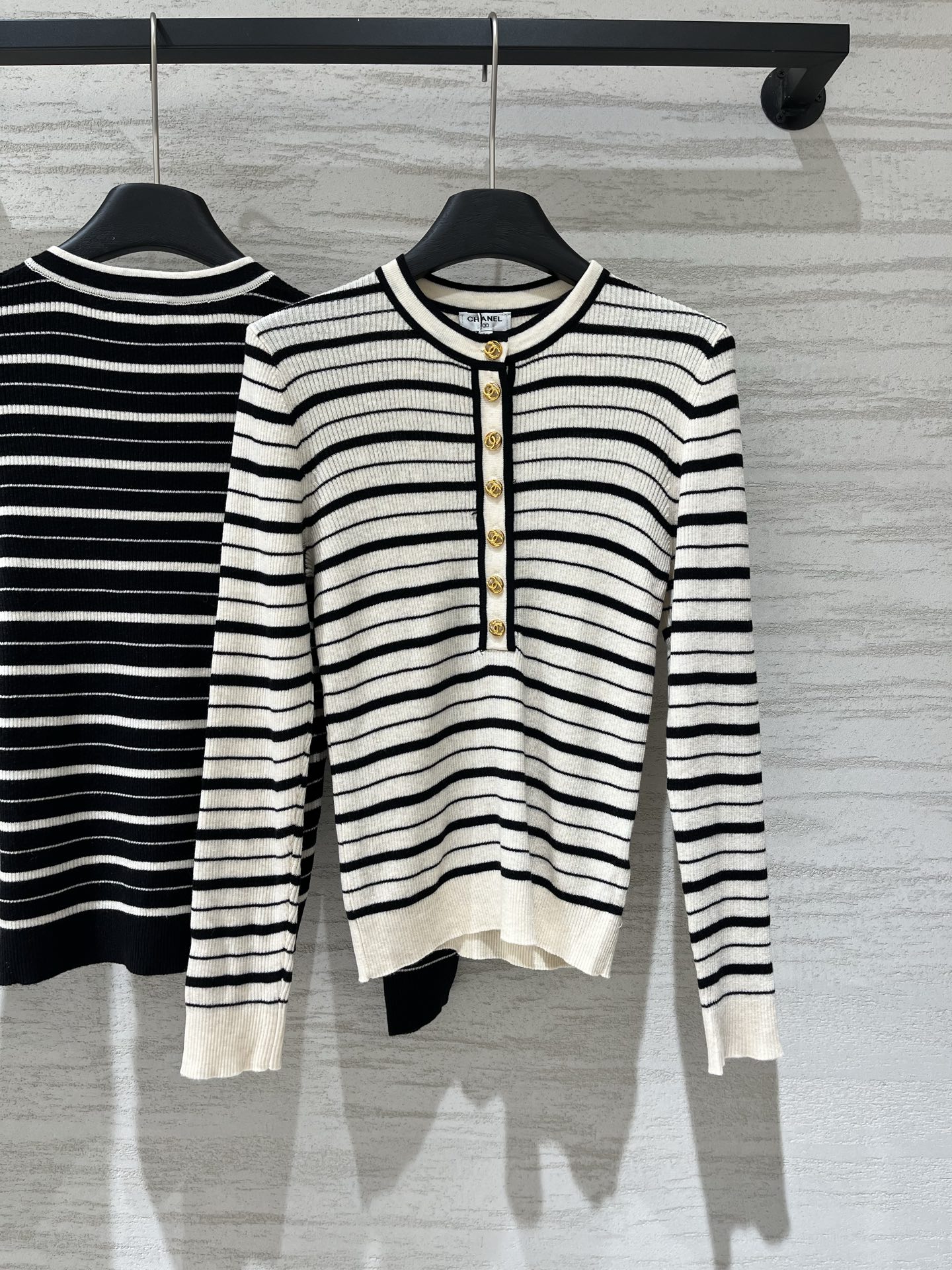 NO:956004,CHANEL 26 Early Autumn New Style Striped Round Neck Long Sleeve Style Logo Pattern Decoration Upper Body High-end Atmosphere Two-Color SML,,chanel,19860909CHANEL 26早秋新款 条纹圆领长袖款 logo图案修饰点缀 上身高级氛围感 两色SML,,chanel,,Women's clothing