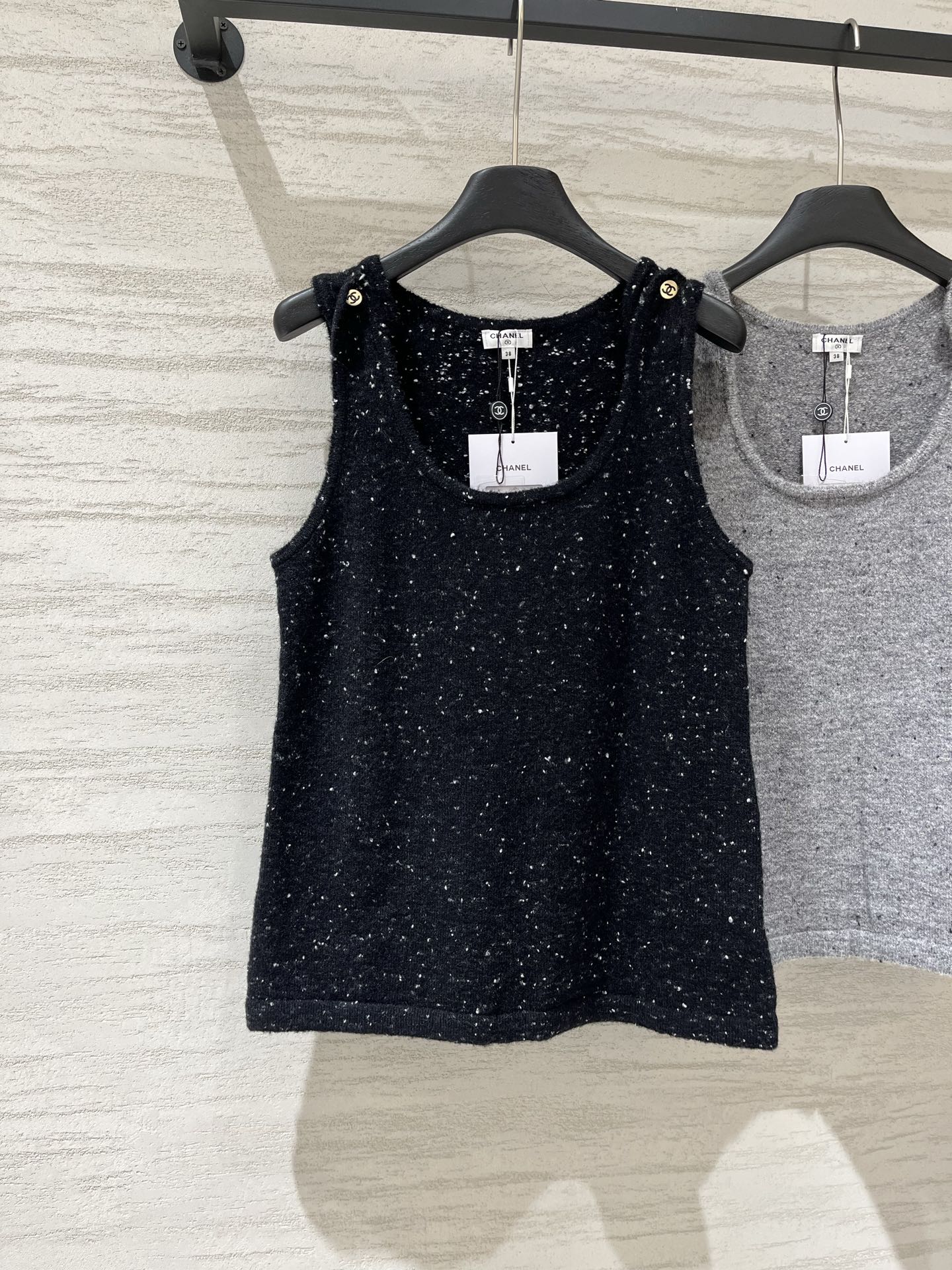 NO:956019,CHANEL 26 early autumn new style, simple vest style, logo pattern decoration, upper body with high-end atmosphere, two-color SML,,chanel,19860909CHANEL 26早秋新款 简约马甲款 logo图案修饰点缀 上身高级氛围感 两色SML,,chanel,,Women's clothing