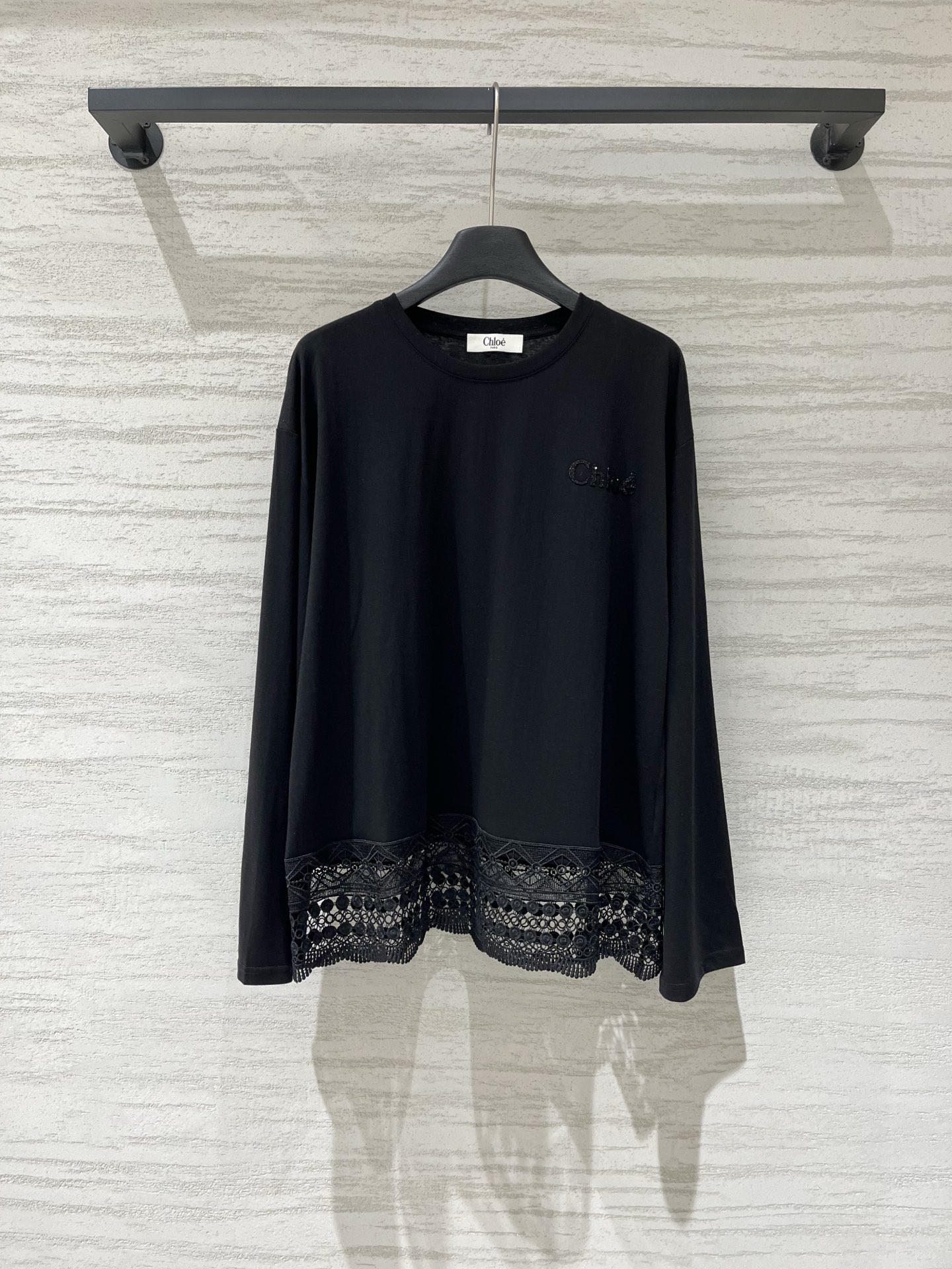 NO:956038,Chloé's new early autumn long-sleeved T-shirt with lace hem, French gentle touch, hot diamond logo craftsmanship on the chest, hollow lace at the hem, full of sophistication, low-key and detailed, loose fit that is not picky, looks good when worn alone or layered, the lace workmanship can stand up to a closer look, two-color SM, chloe, tees, t-shirt,19860909Chloé 早秋新款 蕾丝下摆长袖T恤,法式温柔杀,胸前烫钻Logo工艺,下摆镂空蕾丝花边,精致度直接拉满,低调有细节,宽松版型不挑人,单穿叠穿都好看,蕾丝做工经得起细看 两色SM,,chloe,tees，t-shirt,,Women's clothing