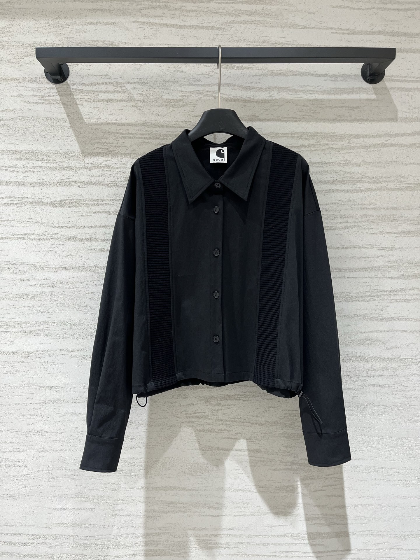 NO:955932,Sacai's new early autumn style short long-sleeved shirt, classic deconstructed style, vertical stripes on the chest, perfect sense of detail, drawstring design at the hem, can be worn loose or tight, short version, perfect with high-waisted pants, the fabric is crisp and stylish, not soft, two-color SM,, shirts,19860909Sacai 早秋新款 拼接短款长袖衬衫,经典解构风,胸前竖条肌理拼接,细节感满分,下摆抽绳设计,可松可紧多种穿法,短款版型,配高腰裤太绝了,面料挺括有型,不会软塌 两色SM,,shirts,,Women's clothing