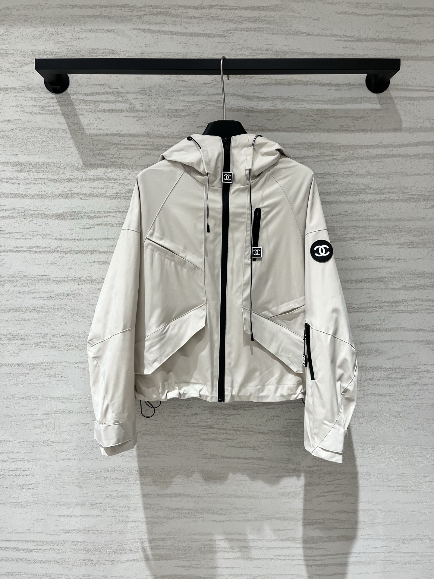 NO:955955,CHANEL Second-hand series, round double C Logo hooded jacket, workwear hooded version, two-color SML,,chanel,hats,19860909CHANEL 中古系列 圆标双C Logo 连帽冲锋衣,工装连帽版型 两色SML,,chanel,hats,,Women's clothing