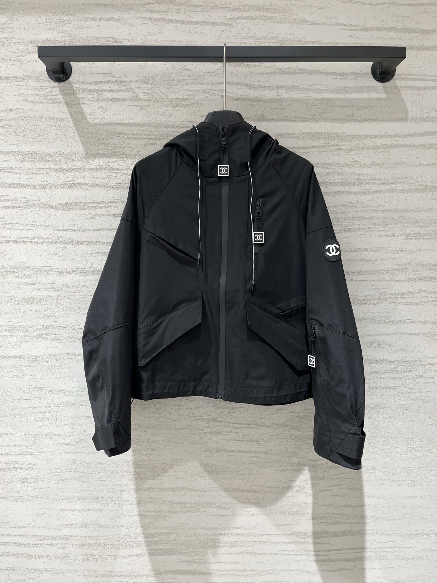 NO:955963,CHANEL Second-hand series, round double C Logo hooded jacket, workwear hooded version, two-color SML,,chanel,hats,19860909CHANEL 中古系列 圆标双C Logo 连帽冲锋衣,工装连帽版型 两色SML,,chanel,hats,,Women's clothing