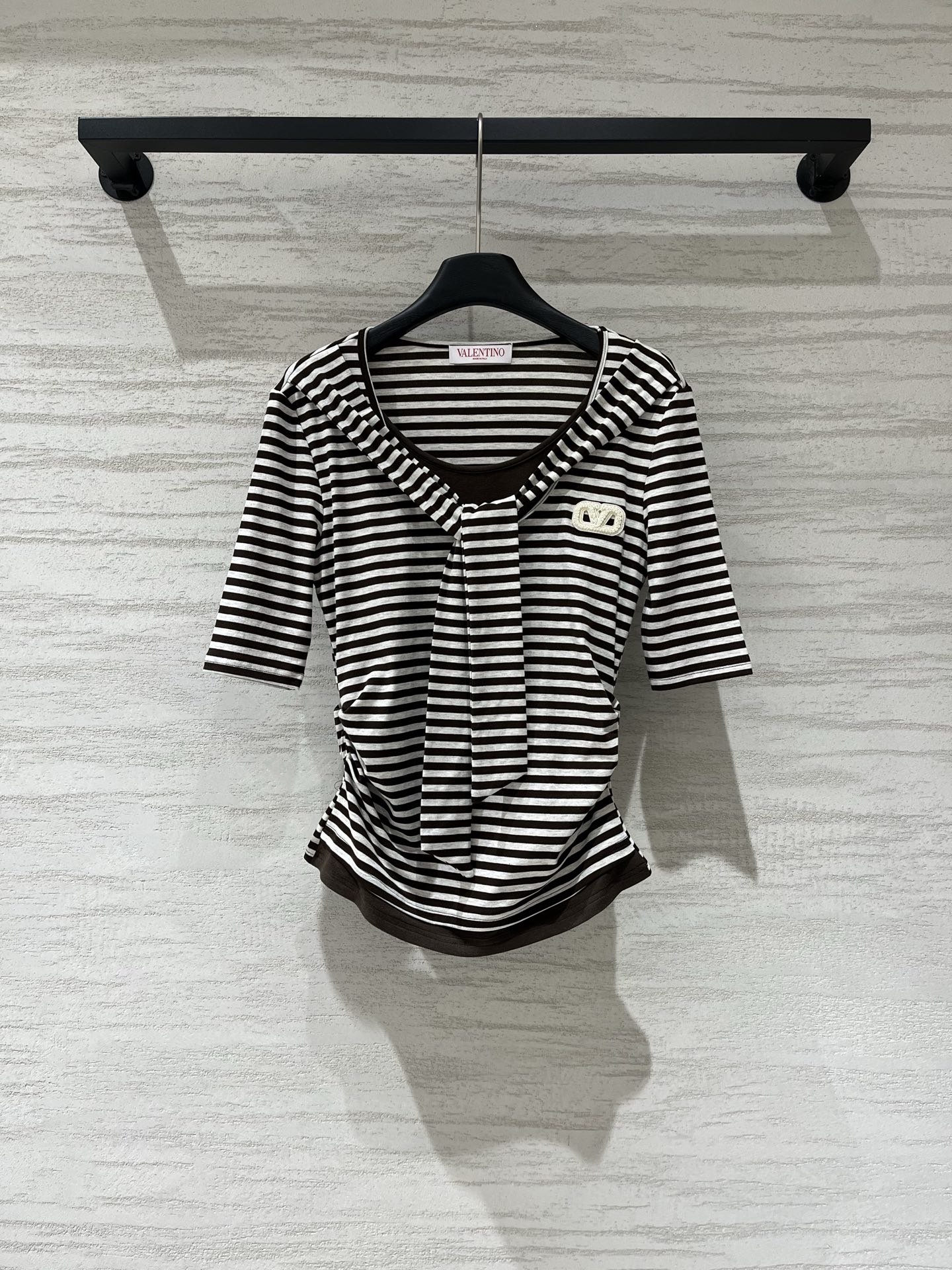 NO:956054,VALENTINO's new fake two-piece striped hooded mid-sleeves, classic stripe series, with high-end navy style. The mid-sleeves cover the flesh, and the fake two-piece halter neck design exposes the delicate collarbone line. The hooded element adds a casual feel. The metal V-shaped logo on the chest is the finishing touch. The gather design on both sides of the waist cleverly slims the waist. The length of the mid-sleeves is just right to cover the flesh, and it is made of light and breathable fabric. It looks great when worn alone or layered in early autumn. Two-color SML, valentino, hats,19860909VALENTINO 新款 假两件条纹连帽中袖,经典条纹系列,自带高级海军风,中袖遮肉肉,挂脖假两件设计,露出精致锁骨线条,连帽元素增添休闲感,胸前金属V字logo点睛,腰部两侧收褶设计,巧妙收腰显瘦.中袖长度刚好遮住拜拜肉,轻薄透气面料,早秋单穿或内搭都超好看 两色SML,,valentino,hats,,Women's clothing