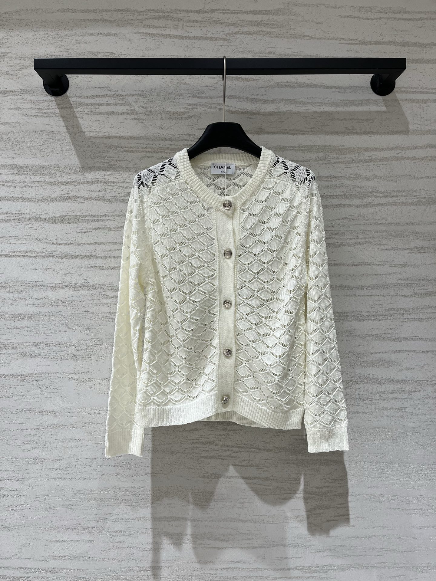 NO:956001,CHANEL 26 Early Autumn New Style Hollow Cardigan Round Neck Long Sleeve Logo Pattern Decoration Upper Body High-level Atmosphere Size SML p,,chanel,19860909CHANEL 26早秋新款 镂空开衫圆领长袖款 logo图案修饰点缀 上身高级氛围感 码数SML p,,chanel,,Women's clothing