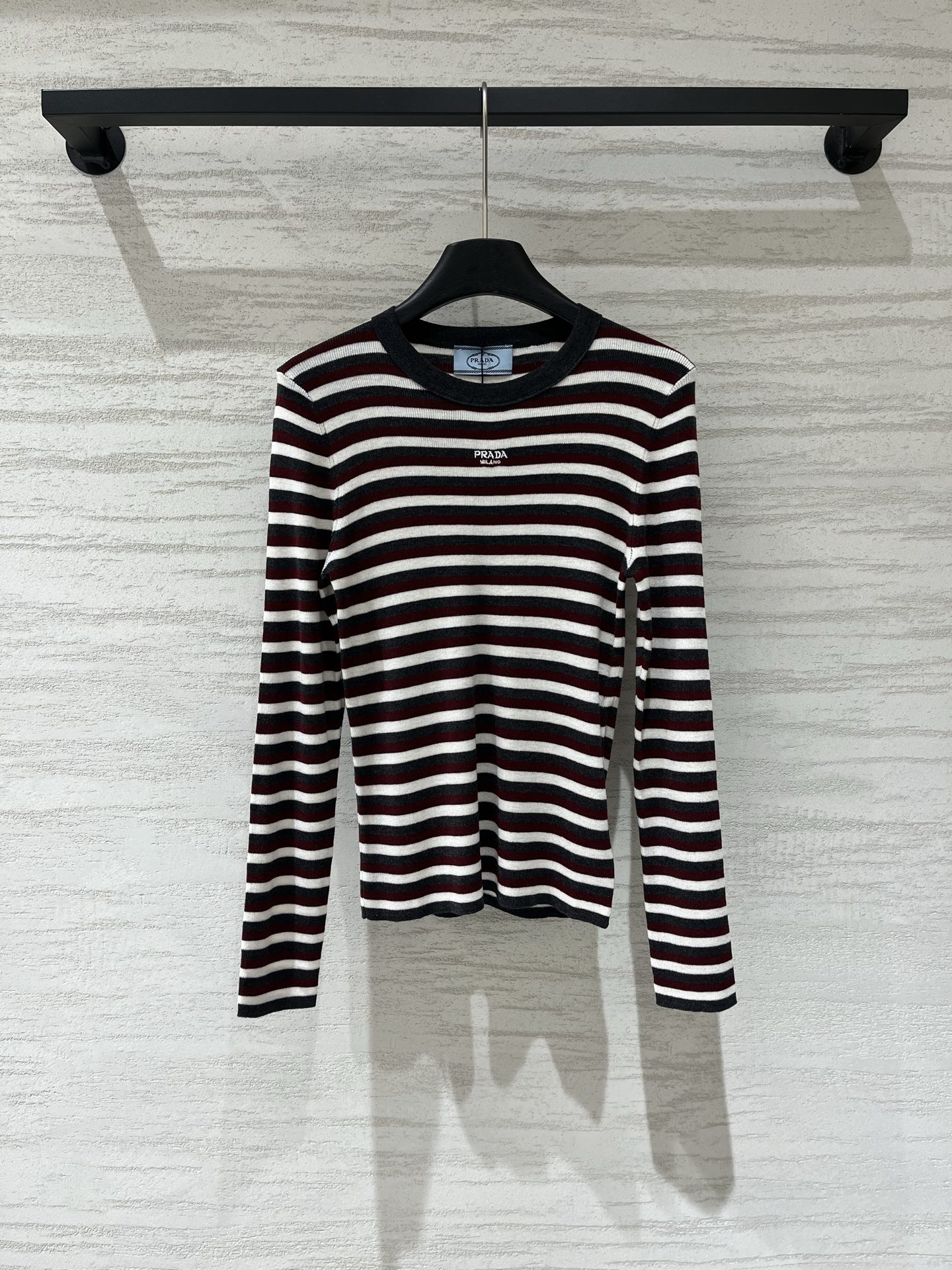 NO:956015,Prada 26 early autumn new style striped round neck long sleeves logo pattern decoration upper body high-end atmosphere two-color SML,, prada,19860909Prada 26早秋新款 条纹圆领长袖款 logo图案修饰点缀 上身高级氛围感 两色SML,,prada,,Women's clothing